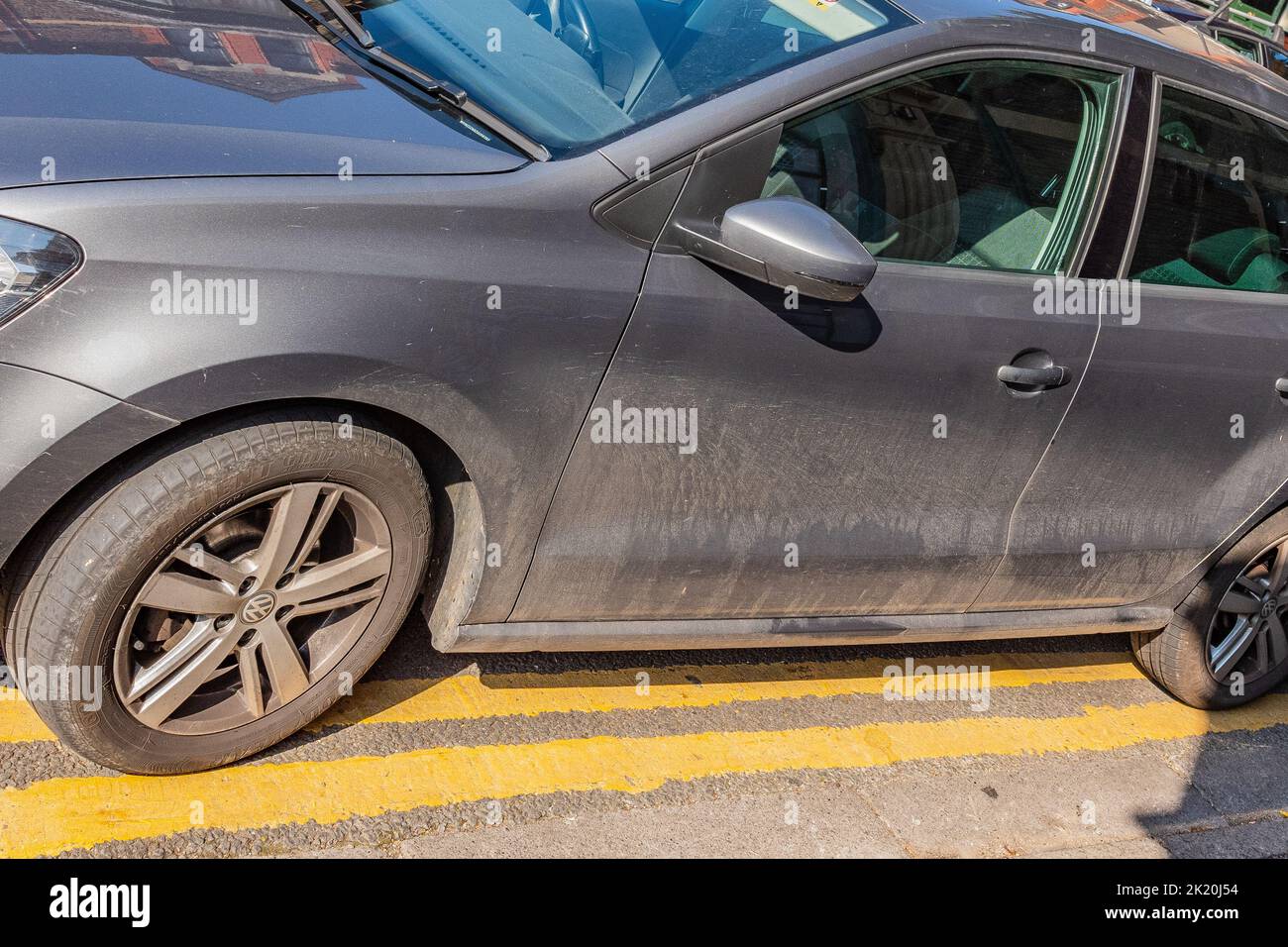 Das Auto wurde in Cardiff, Wales, Großbritannien, illegal auf zweifachen gelben Linien geparkt Stockfoto