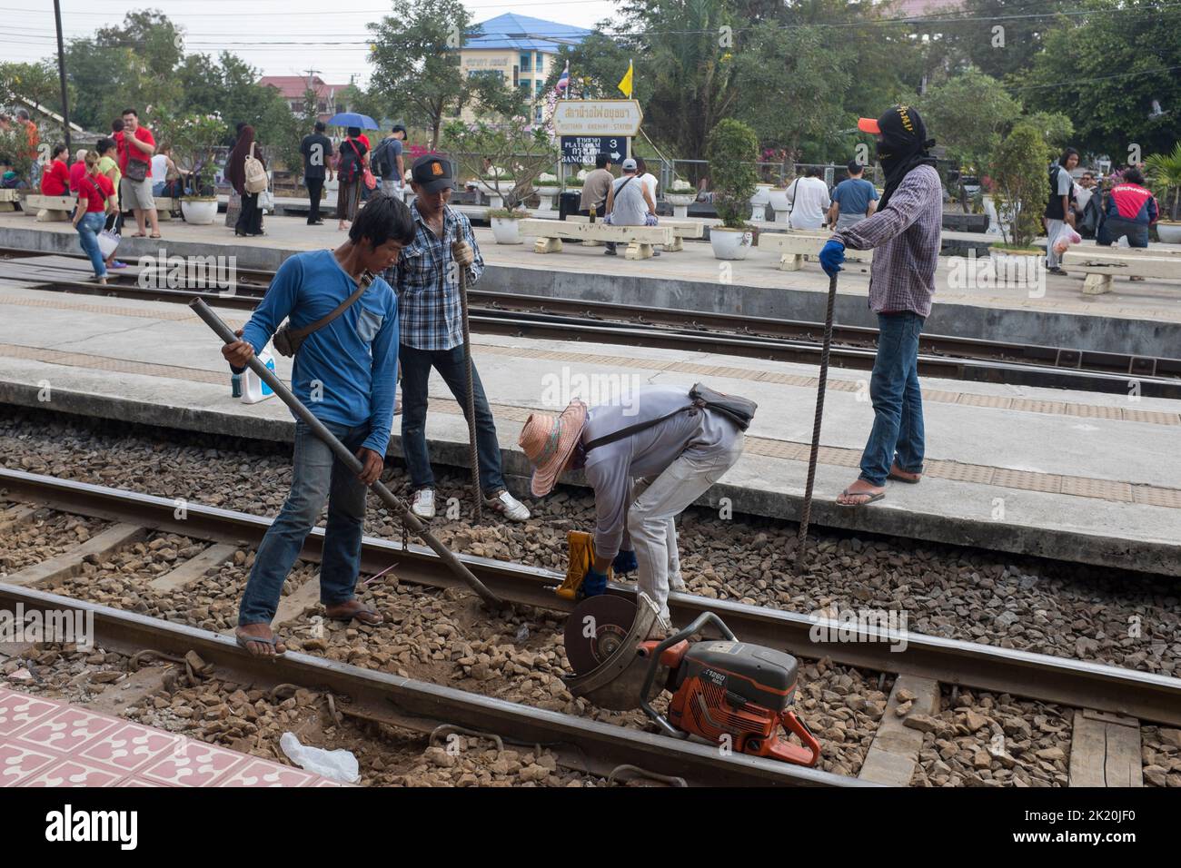Arbeiter auf den Gleisen am Bahnhof in Ayutthaya Thailand Stockfoto
