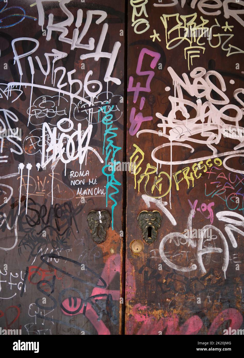 Graffiti überdachte Gebäude im Universitätsviertel in Bologna Italien Stockfoto