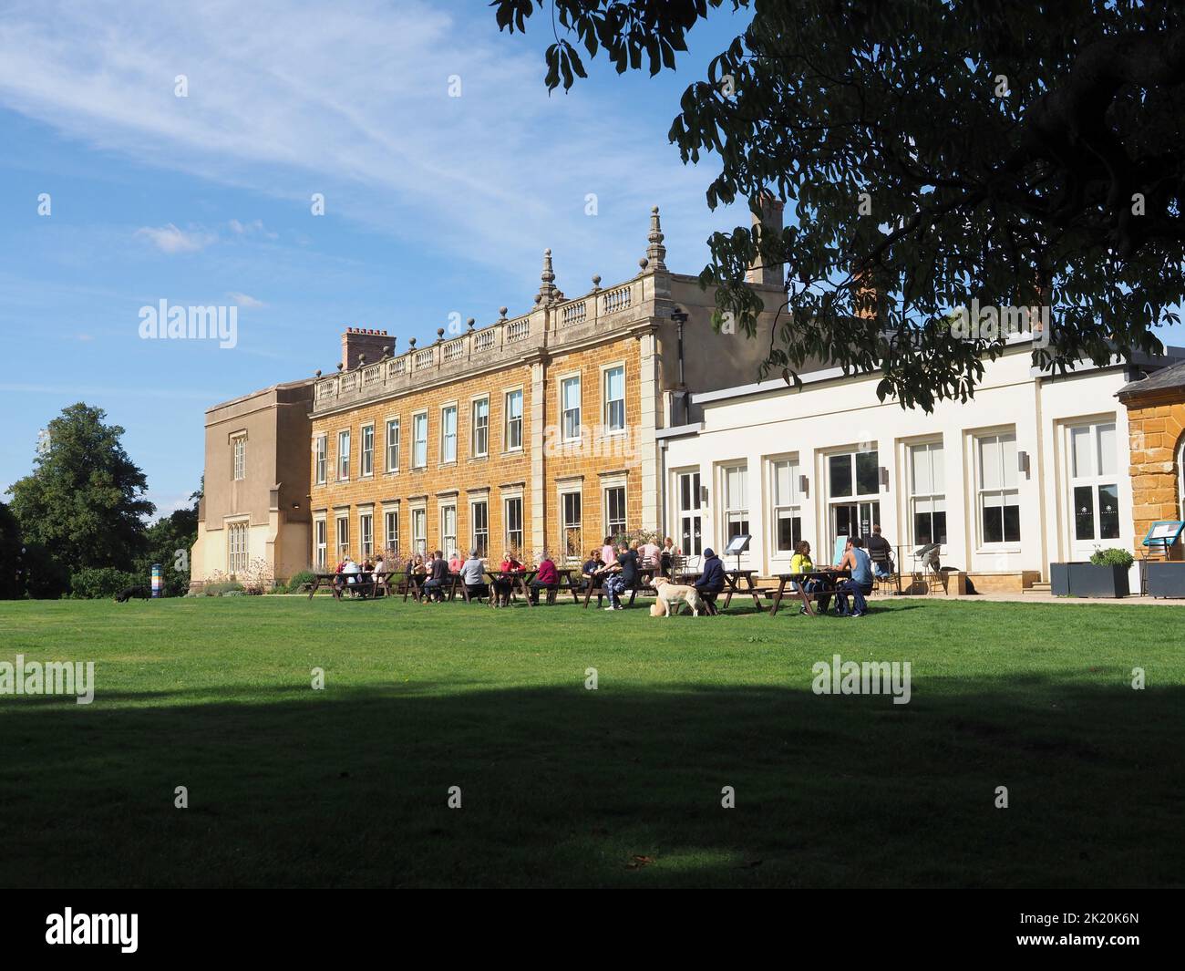 Delapre Abbey in der Herbstsonne, Northampton, Großbritannien Stockfoto