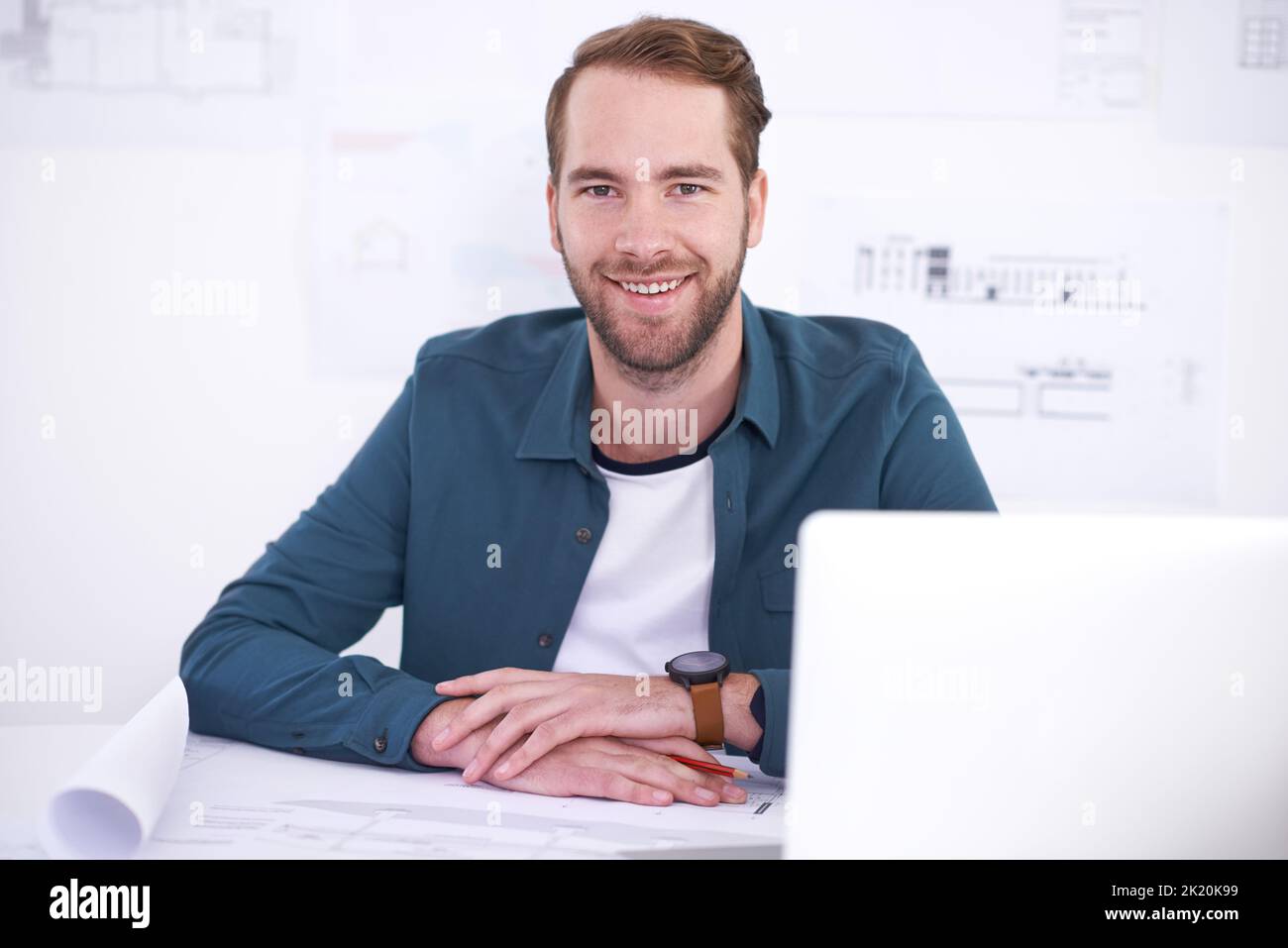 Ich bin hier, um Ihr Traumhaus zu gestalten. Porträt eines jungen männlichen Architekten in seinem Büro. Stockfoto