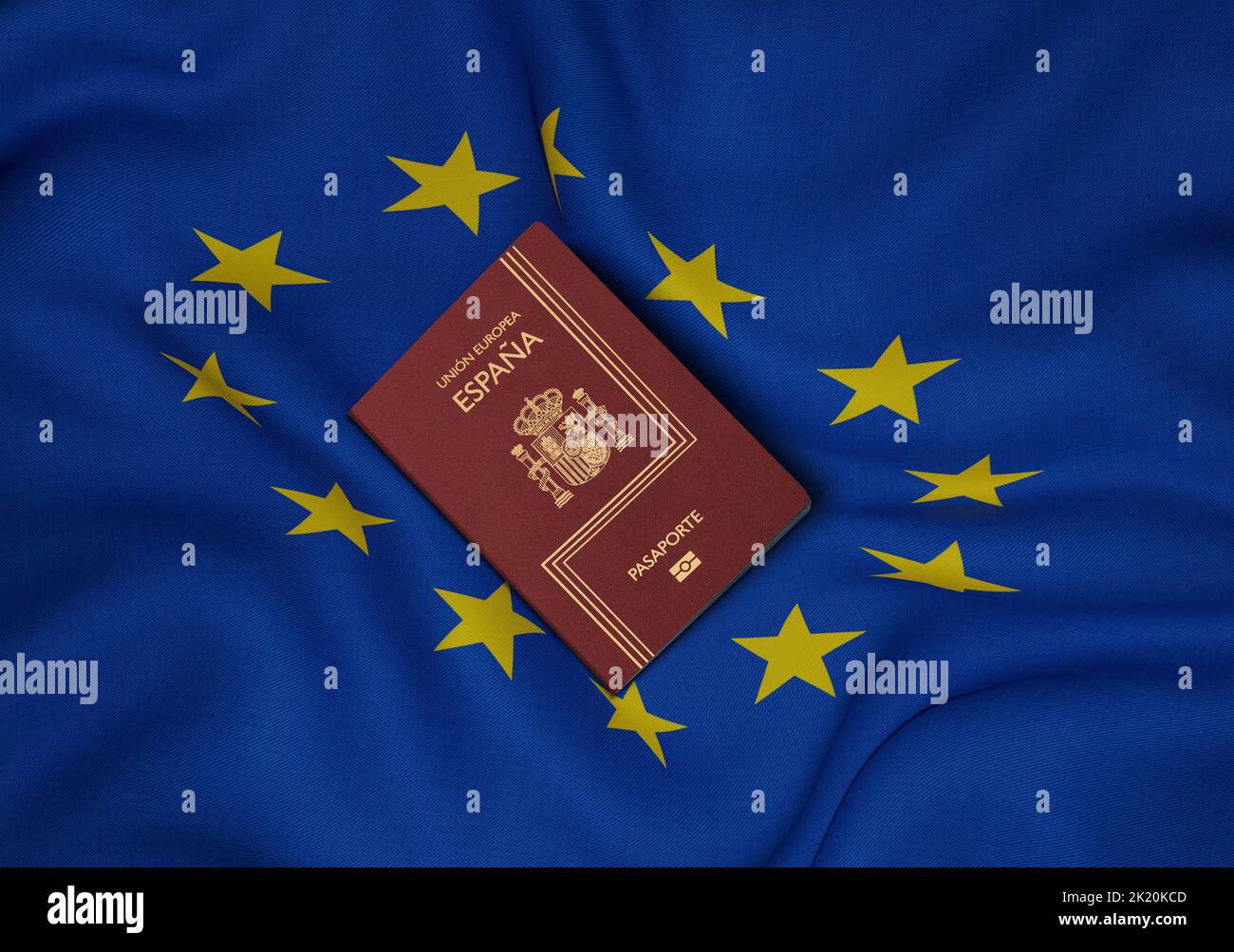 Spanischer Reisepass mit der Flagge der Europäischen Union in der Mitte des Fotos, Draufsicht Stockfoto