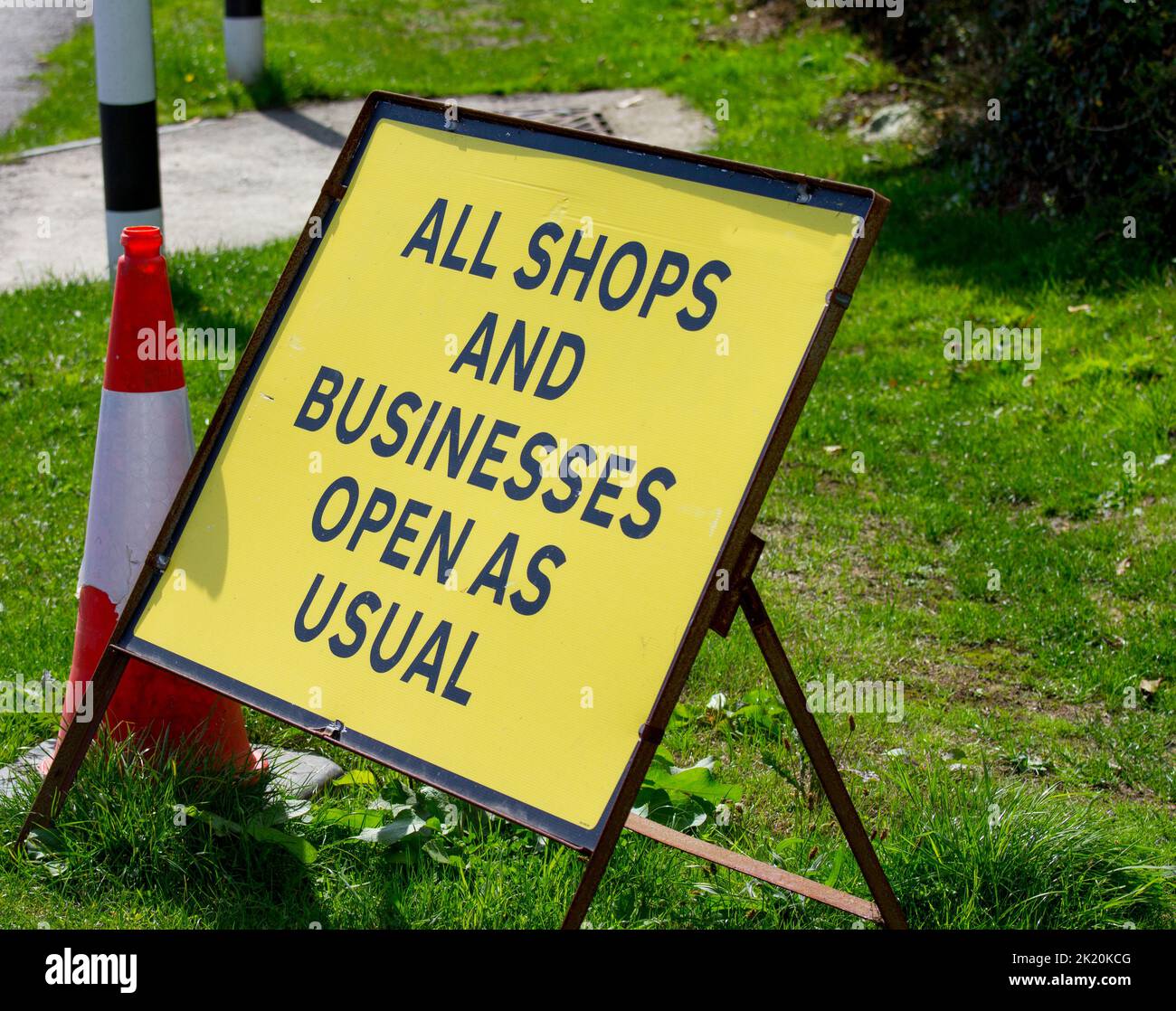 Geöffnet für Business as usual in Zeiten des wirtschaftlichen Abschwungs, Coverack Village, Lizard Peninsula, Cornwall. Stockfoto