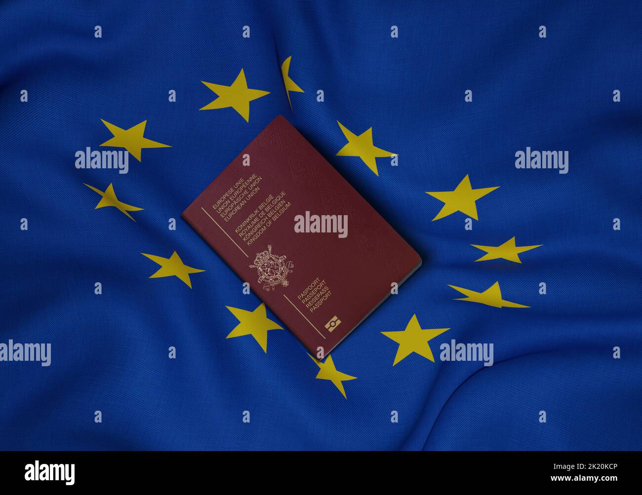 Belgischer Pass mit EU-Flagge im Hintergrund, ist belgischer Pass ein Reisedokument, das von Belgien an belgische Bürger ausgestellt wird, um es zu erleichtern Stockfoto