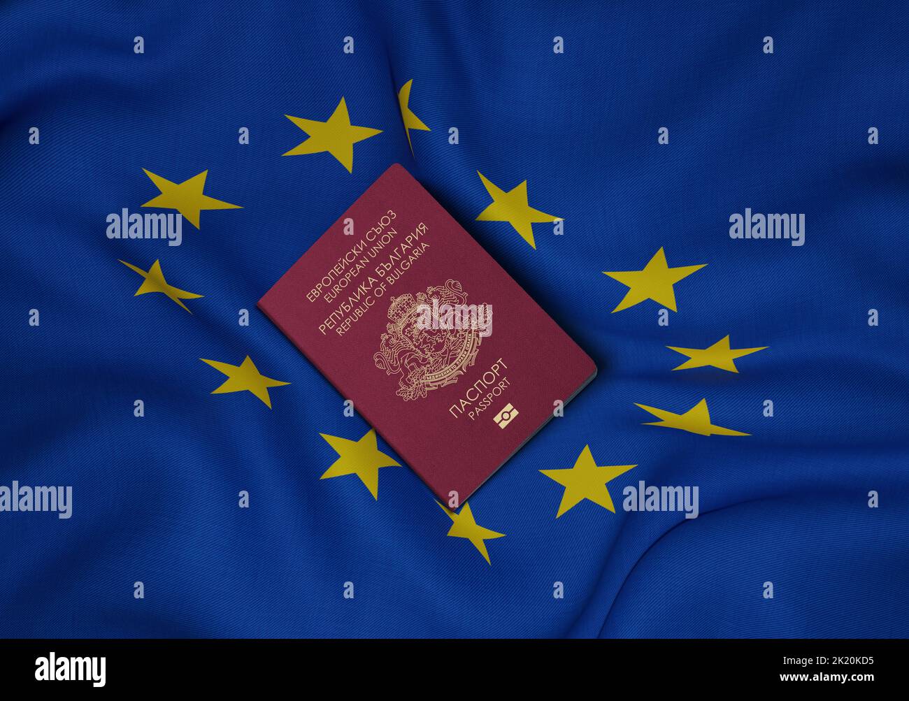 Bulgarien-Pass mit EU-Flagge im Hintergrund, Ein bulgarischer Pass ist ein internationales Reisedokument, das an bulgarische Staatsbürger ausgestellt wurde Stockfoto