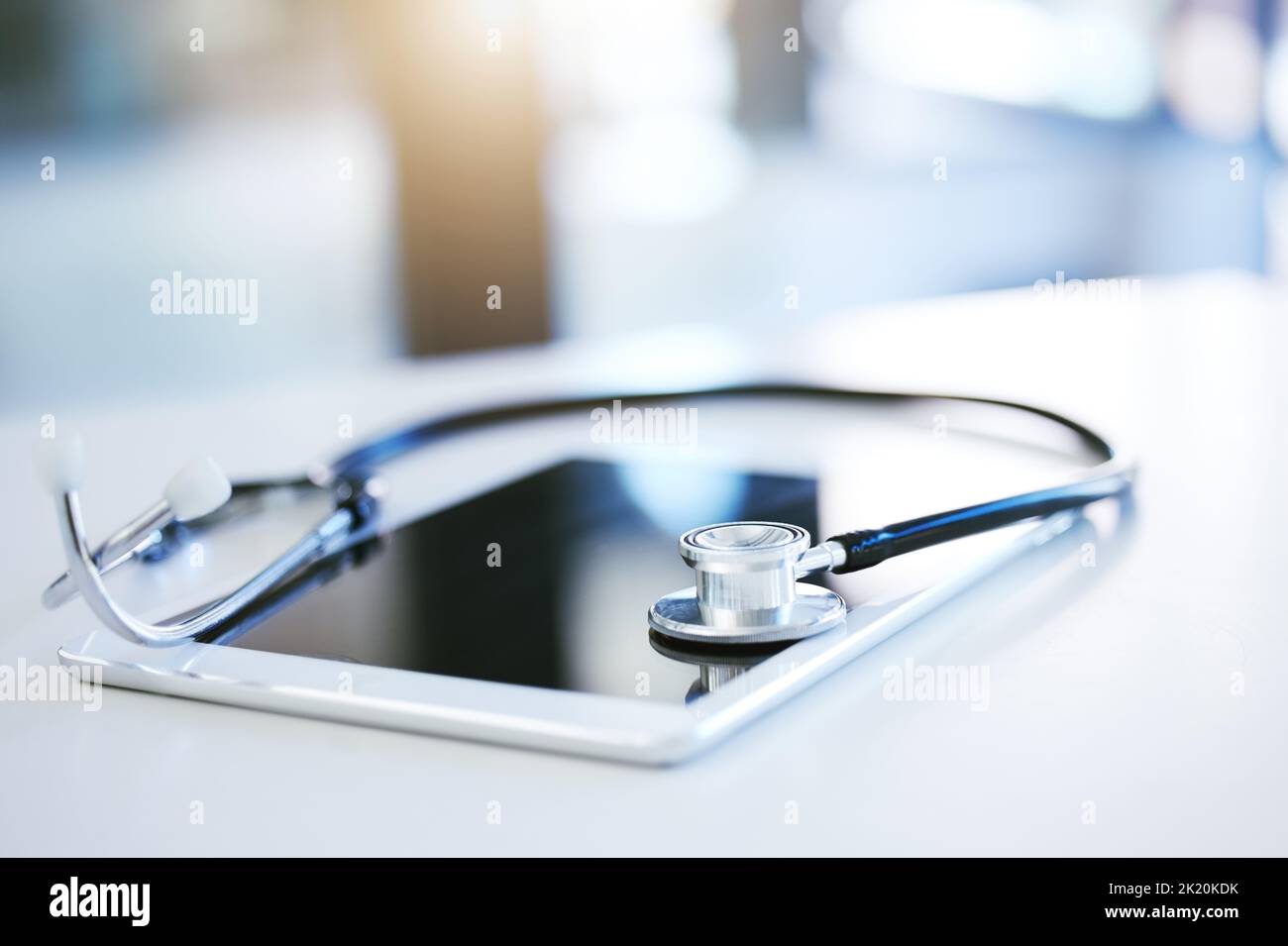 Telemedizin, Stethoskop oder Tablet für die Beratung im Gesundheitswesen, in der Medizin oder in der medizinischen Wellness. Zoom auf digitale Kommunikationstechnik für Stockfoto