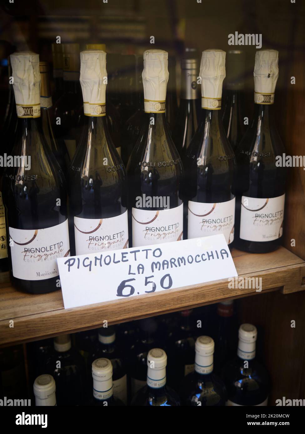 Flaschen von Pignoletto Frizzante La Marmocchia Wein im Schaufenster in Bologna Italien Stockfoto