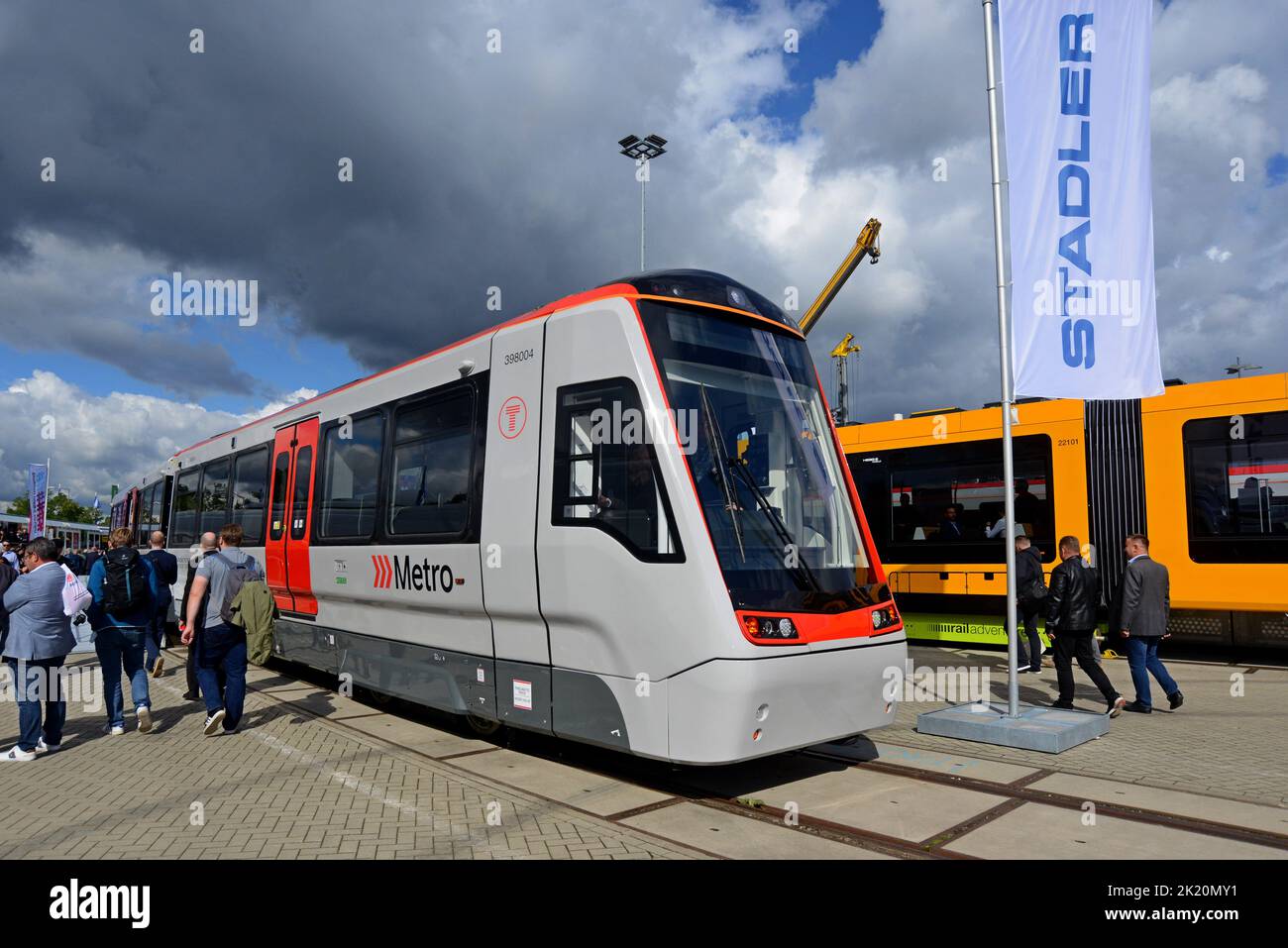 Berlin, Deutschland, 21.. September 2022. Der Bahnhersteller Stadler hat auf der internationalen Verkehrsmesse Innotrans in Berlin seinen für Transport for Wales gebauten Citylink-Zug der Klasse 398 offiziell vorgestellt. Die Straßenbahnen mit 36 3 Autos werden über den Strecken Merthyr Tydfil, Aberdare und Treherbert mit Strom- und Batteriestrom betrieben, wobei der Straßenbetrieb voraussichtlich bis nach Cardiff Bay vorgesehen ist. Sie umfassen Plätze für Fahrräder und Rollstühle sowie Steckdosen an allen Sitzen, mit Level-Boarding zur Unterstützung von Rollstuhlfahrern. Die ersten drei Einheiten wurden für te nach Großbritannien geliefert Stockfoto