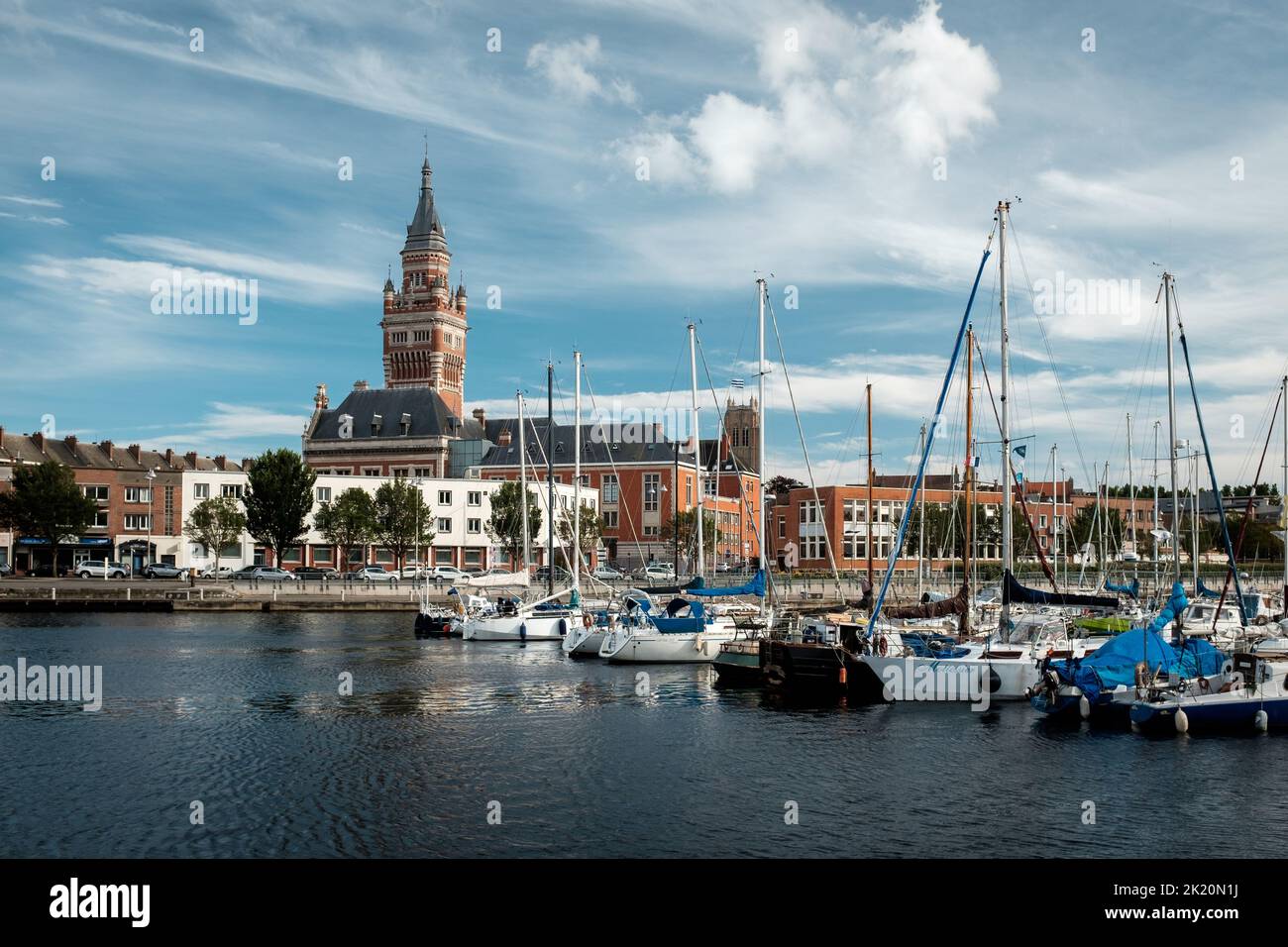 Dunkirk, Frankreich - 26. Juli 2020: Blick auf das Rathaus und den Glockenturm von der Marina 'Bassin du Commerce' Stockfoto