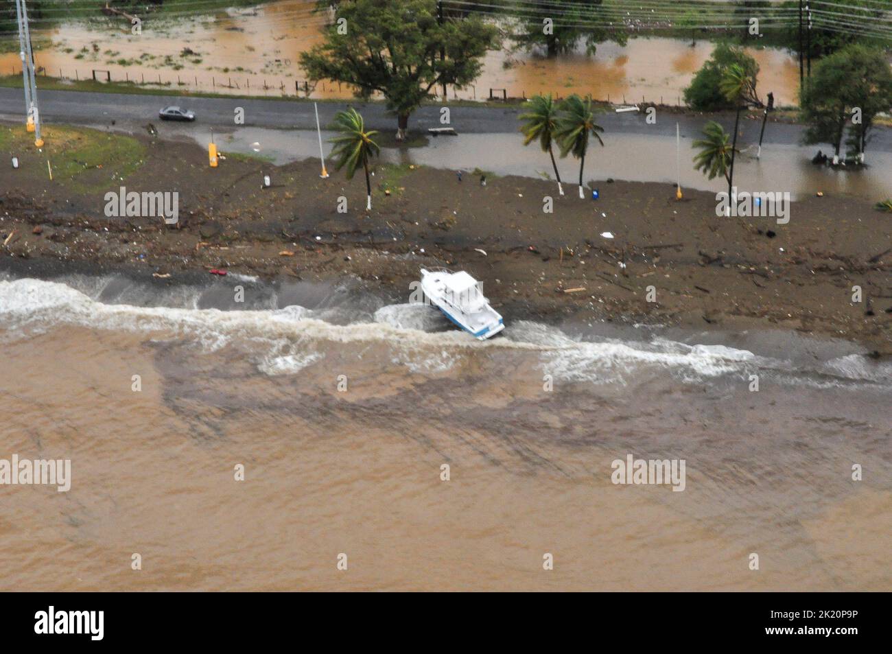 Puerto Rico. 19. September 2022. Eine Besatzung der Küstenwache des Air Station Borinquen führt einen Überflug über Puerto Rico nach dem Hurikan Fiona durch, um die sicheren Hafenbedingungen und die Bedenken hinsichtlich der Verschmutzung, die nach dem Sturm zurückgelassen wurden, zu beurteilen. (Bild: © Chief Petty Officer Stephen Lehm/USA Küstenwache/ZUMA-Pressdraht) Stockfoto