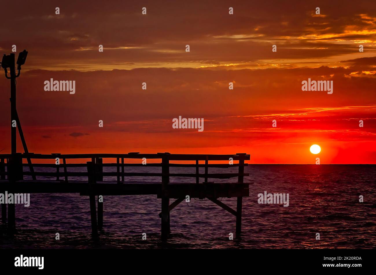 Die Sonne geht am Cedar Point Fishing Pier, 2. Mai 2014, in CODEN, Alabama, unter. Stockfoto