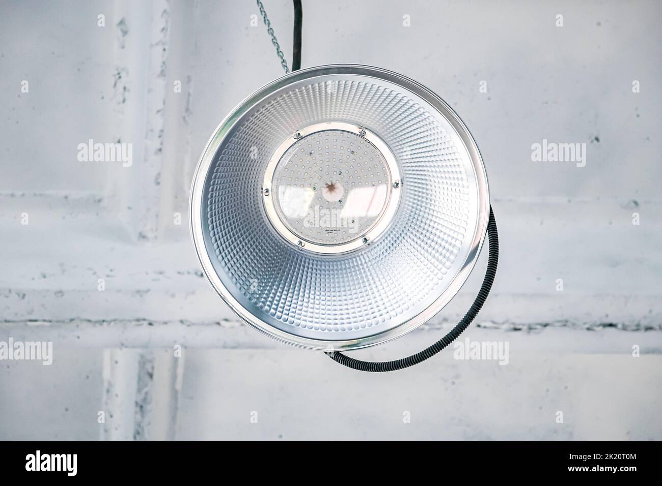 LED-Lampen an der weißen Decke im Industriegebäude. Lampen in der Bauwerkstatt im Werk. Stockfoto