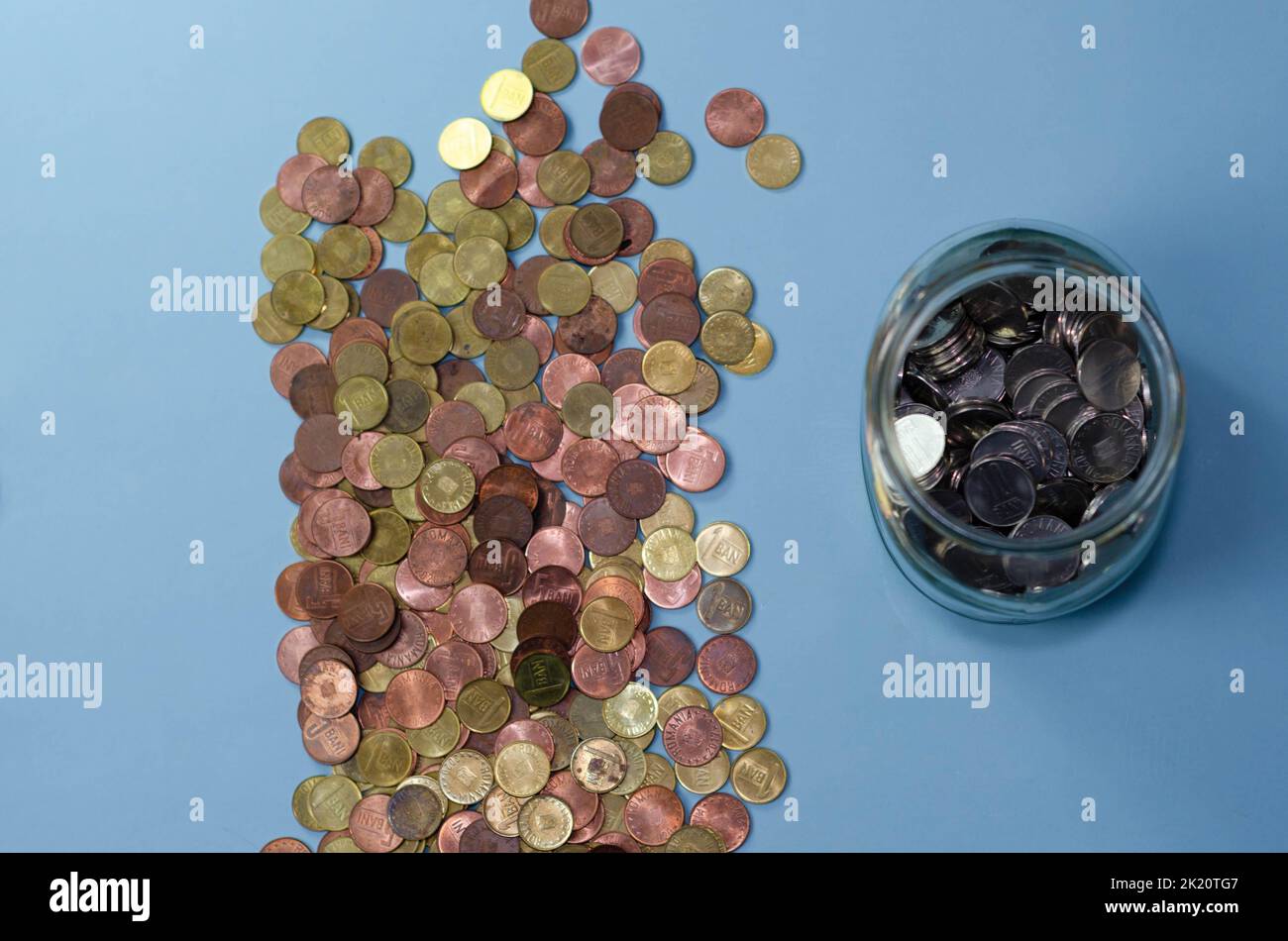 Ältere Frau, die Münzen auf dem Tisch zählt. Nahaufnahme der Makrodetails der rumänischen lei-Banknoten Stockfoto