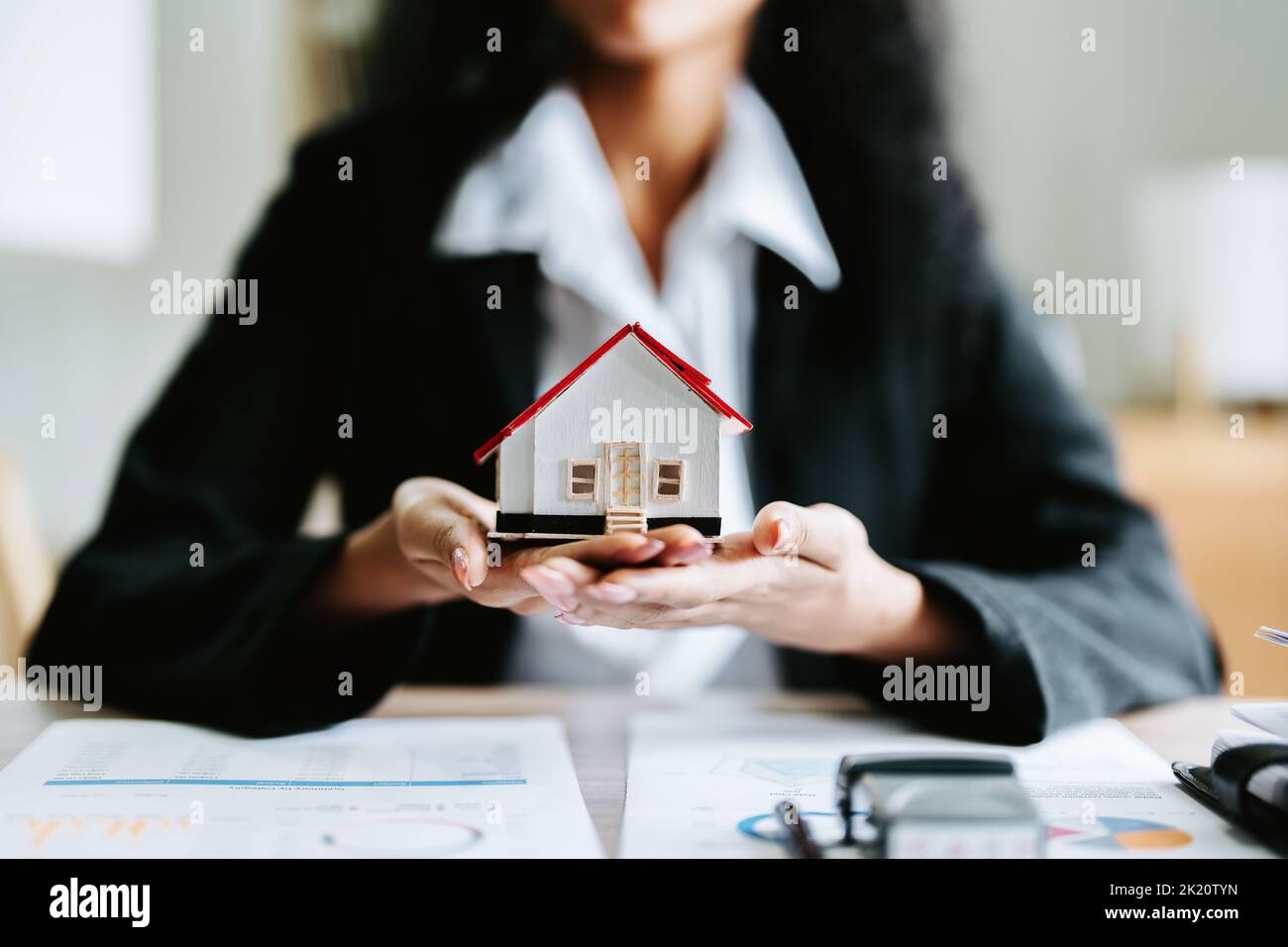 Afroamerikaner Immobilienmakler liefert Häuser an Kunden Stockfoto