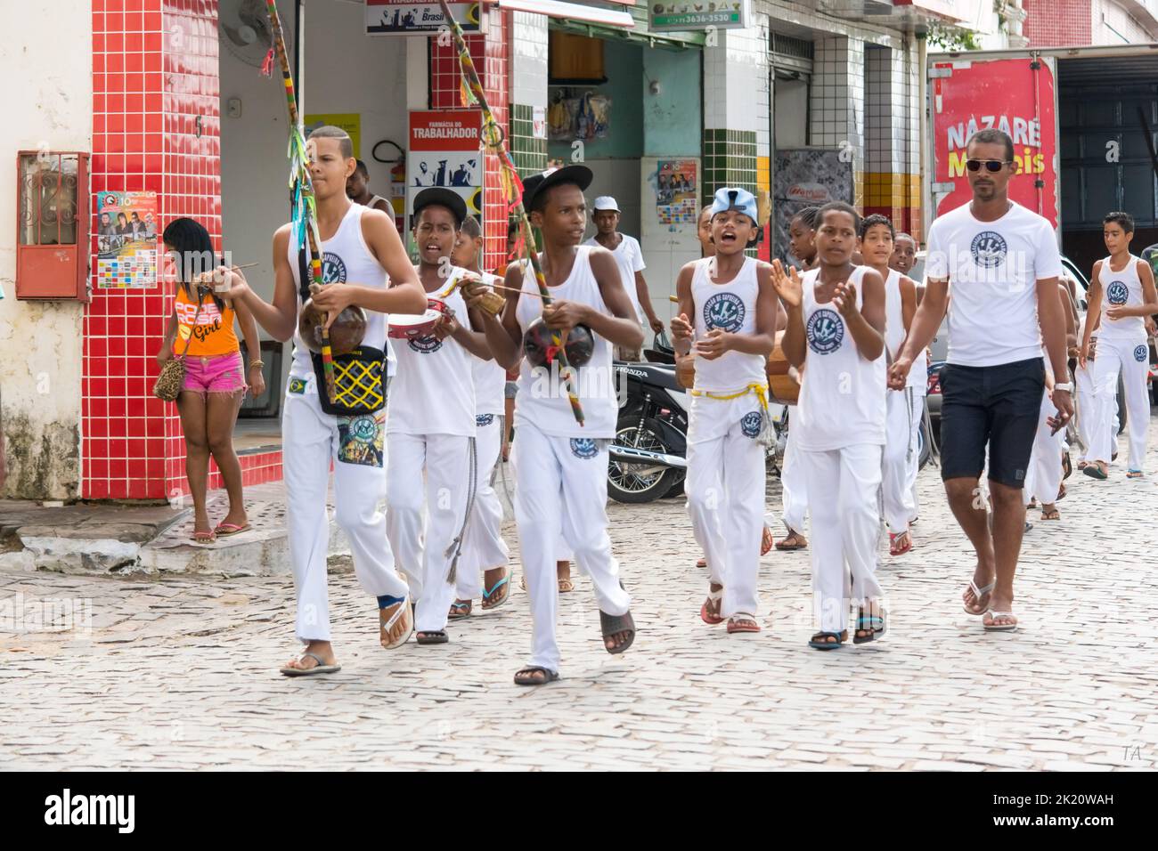 Nazare das Farinhas, Bahia, Brasilien - 23. März 2016: Gruppe von Capoeira-Praktizierenden, die auf den Platz zu gehen. Stadt Nazare das Farinhas, Brasilien. Stockfoto