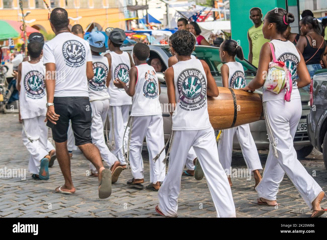 Nazare das Farinhas, Bahia, Brasilien - 23. März 2016: Gruppe von Capoeira-Praktizierenden, die auf den Platz zu gehen. Stadt Nazare das Farinhas, Brasilien. Stockfoto