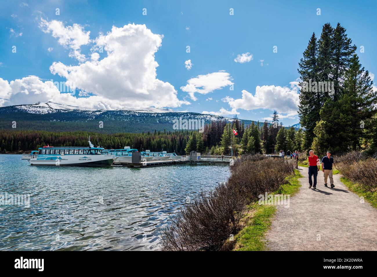 Touristen wandern entlang des Maligne Lake, des Jasper National Park, Alberta und Kanada Stockfoto