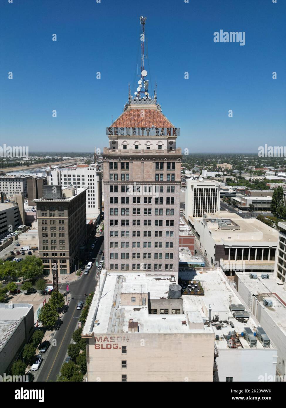 Eine vertikale Aufnahme der Sicherheitsbank mit der Stadt Fresno im Hintergrund Stockfoto