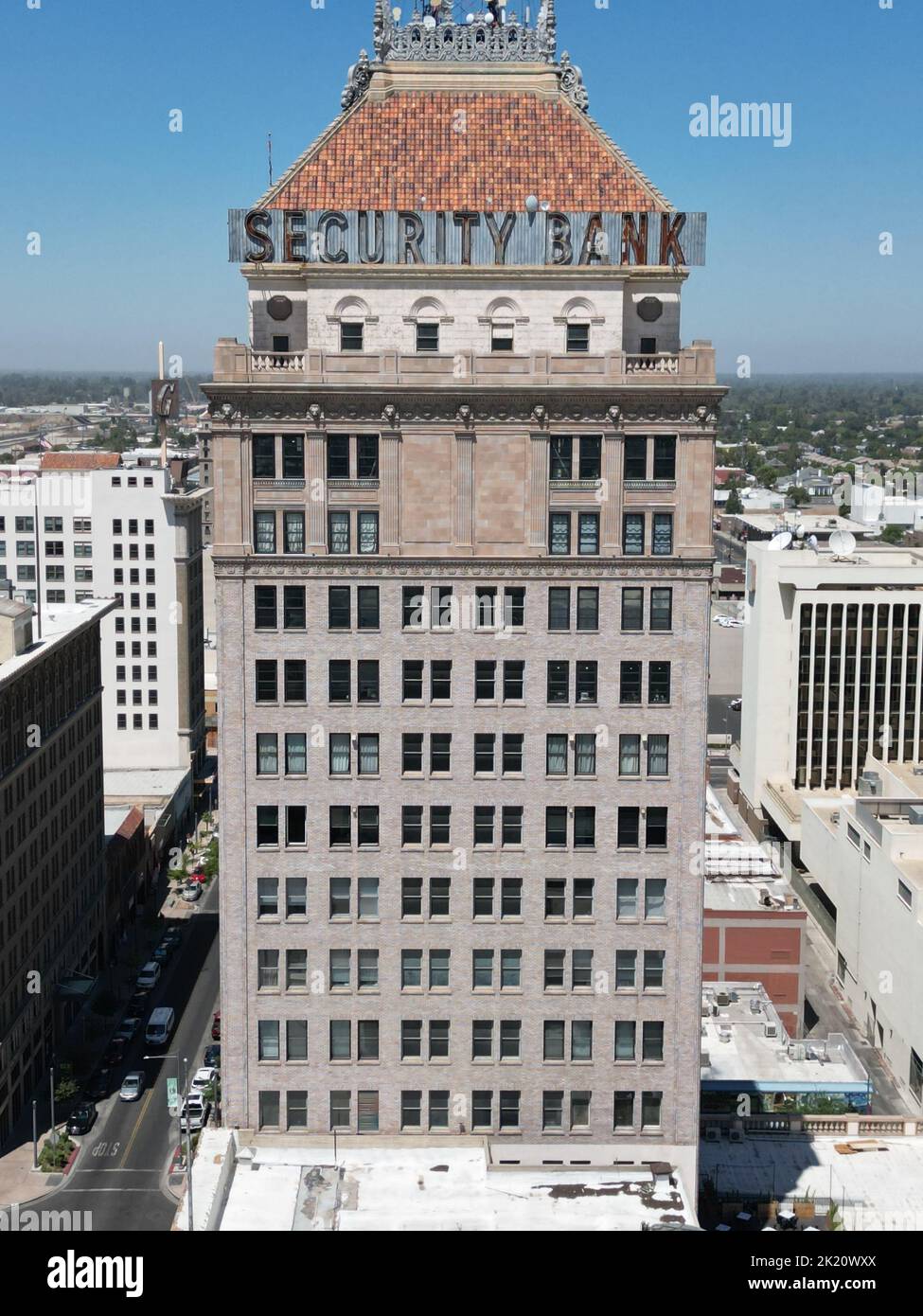 Eine vertikale Aufnahme der Sicherheitsbank mit der Stadt Fresno im Hintergrund Stockfoto