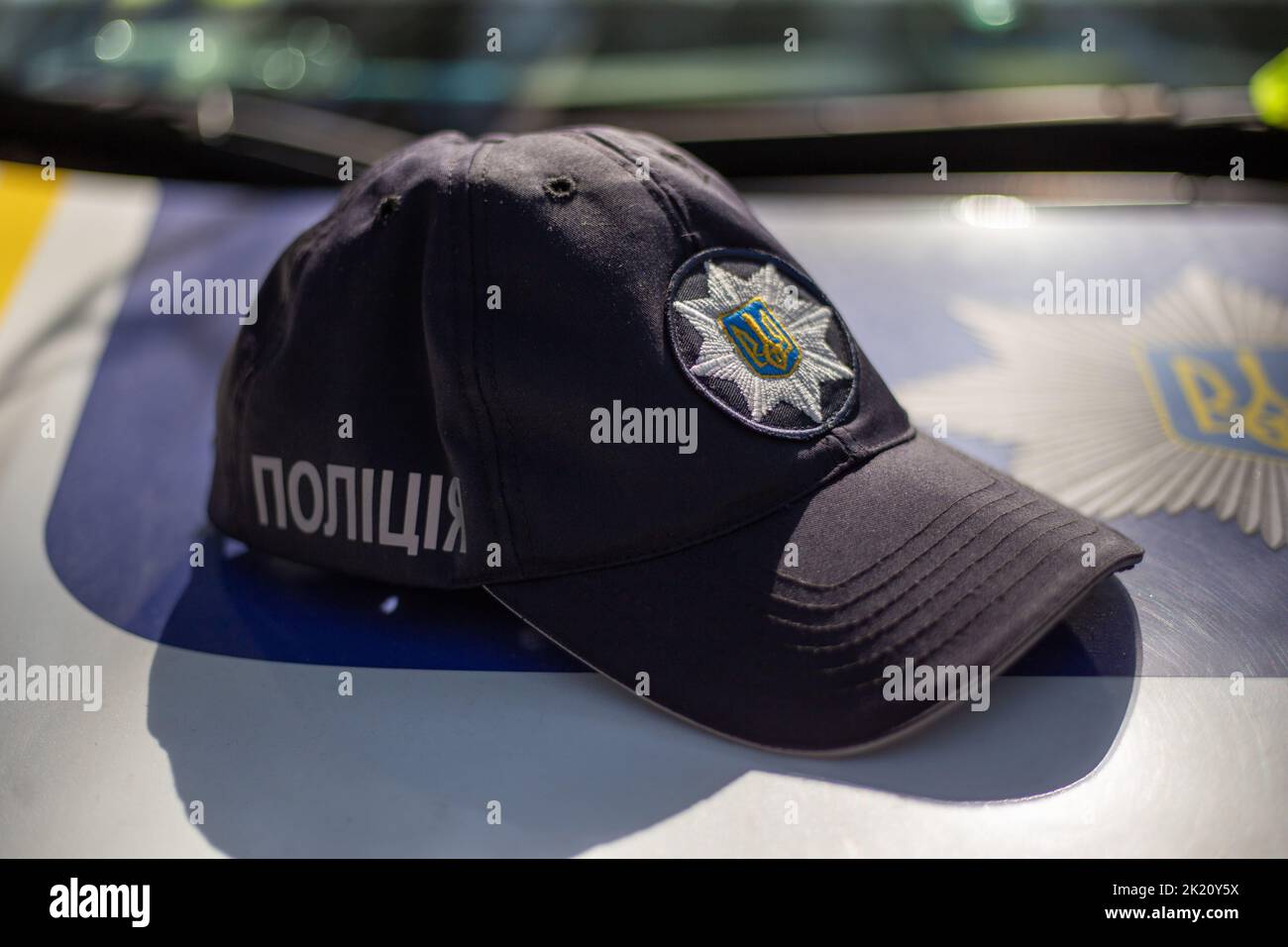 Hut des ukrainischen Polizisten mit Schild Polizei in ukrainischer Sprache und Logo der Polizeibehörde Stockfoto