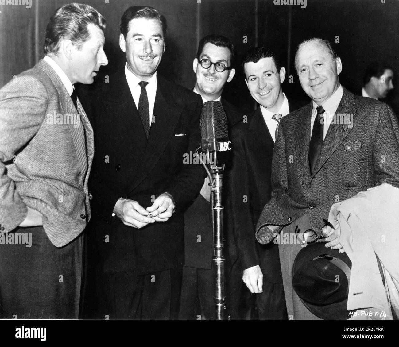 DANNY KAYE ERROL FLYNN Producer PETER DUNCAN DENNIS DAY und JACK BENNY haben während der Übertragung des B.B.B.C. am Mikrofon gecantet Radio Show IN DER STADT HEUTE ABEND in 1952 Werbung für Warner Bros. Stockfoto