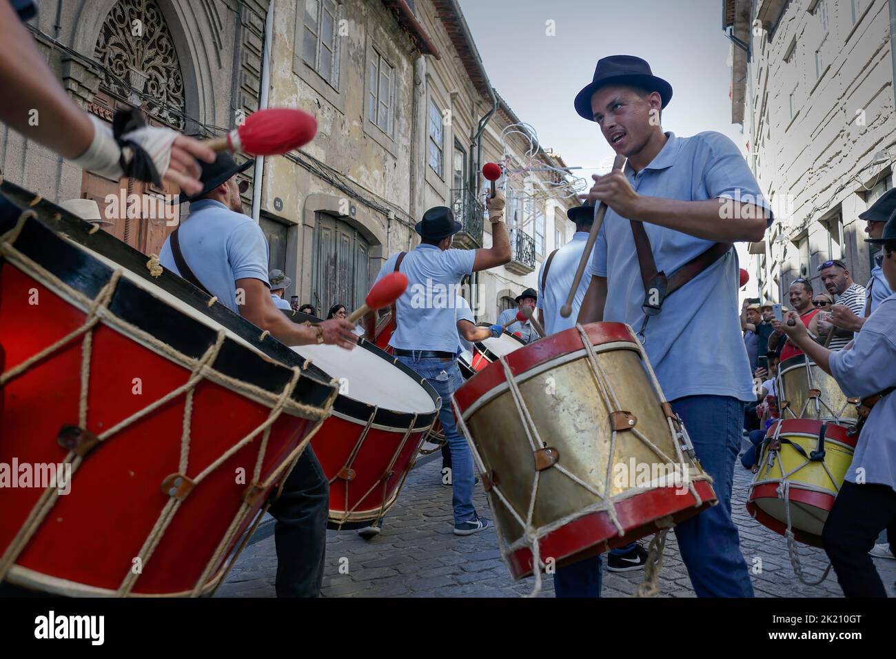 Ponte de Lima, Portugal - 10. September 2022: Gruppe traditioneller Trommler aus dem Norden Portugals. Feiras Novas Festlichkeiten. Stockfoto