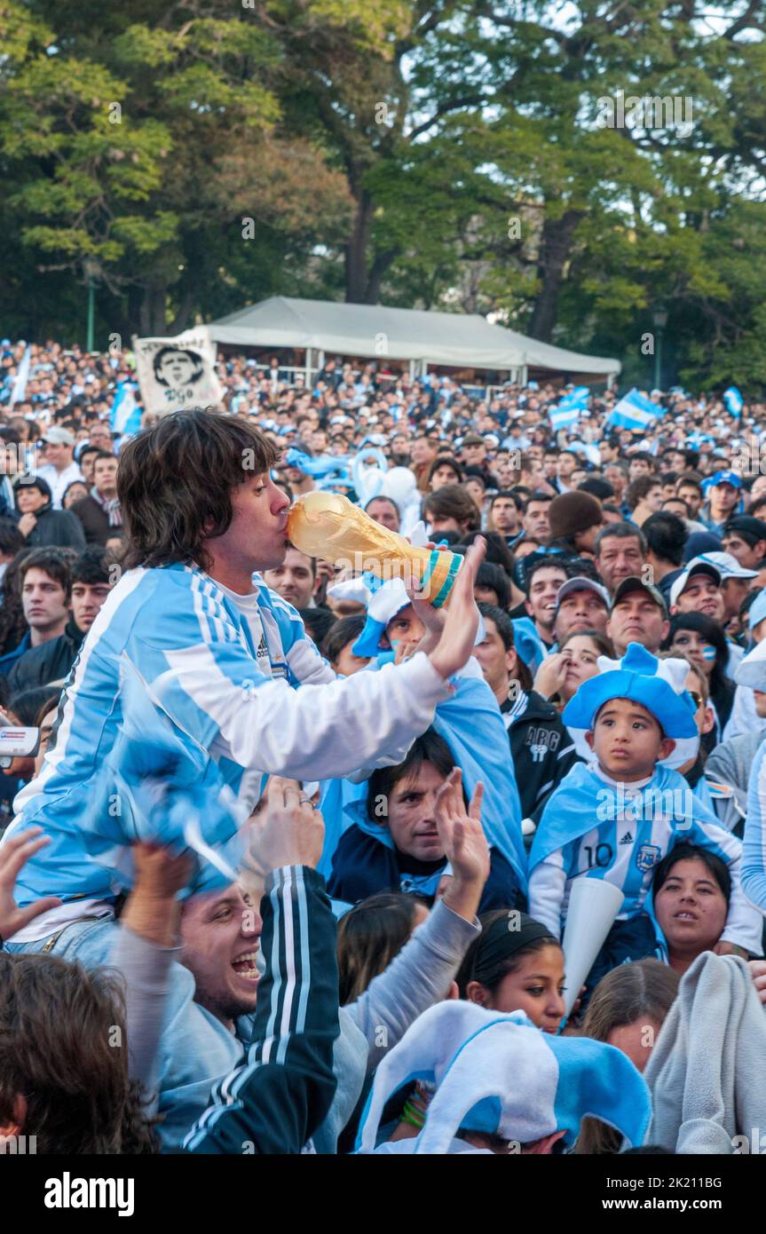 Ein Argentinier und ein Fan der argentinischen Fußballnationalmannschaft küssen ein WM-Souvenir und feiern den Sieg Argentiniens Stockfoto