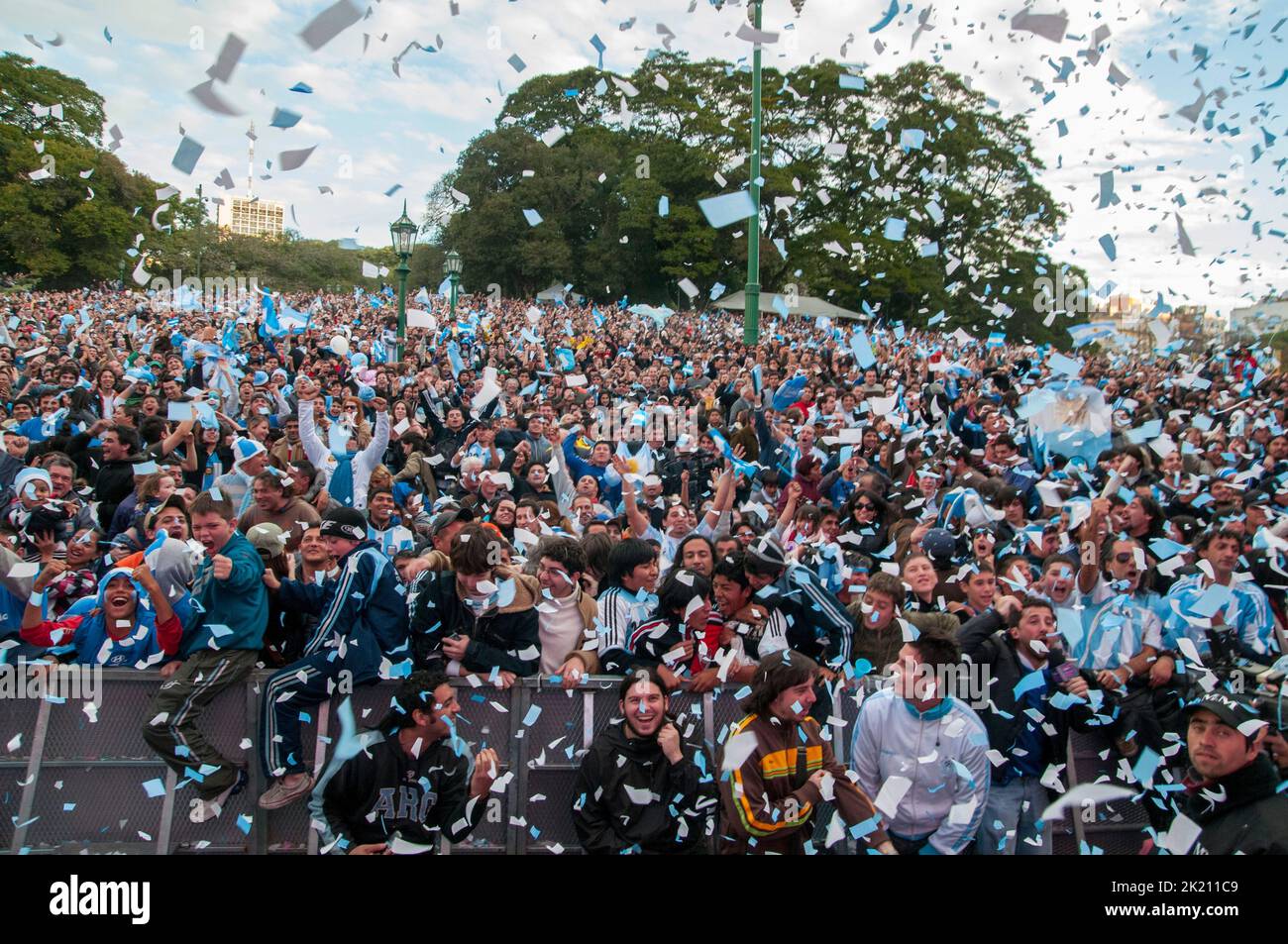 Die argentinischen Fußballfans feiern ihren WM-Sieg über Griechenland 2010 vor einer riesigen Leinwand in Buenos Aires, Argentinien Stockfoto