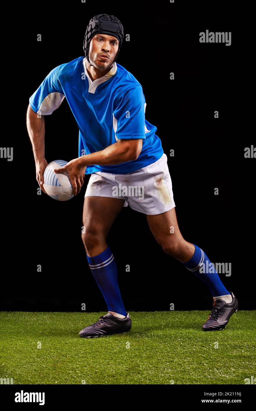 Rugby ist ein tierisches Spiel. Ein junger Rugby-Spieler auf dem Feld. Stockfoto