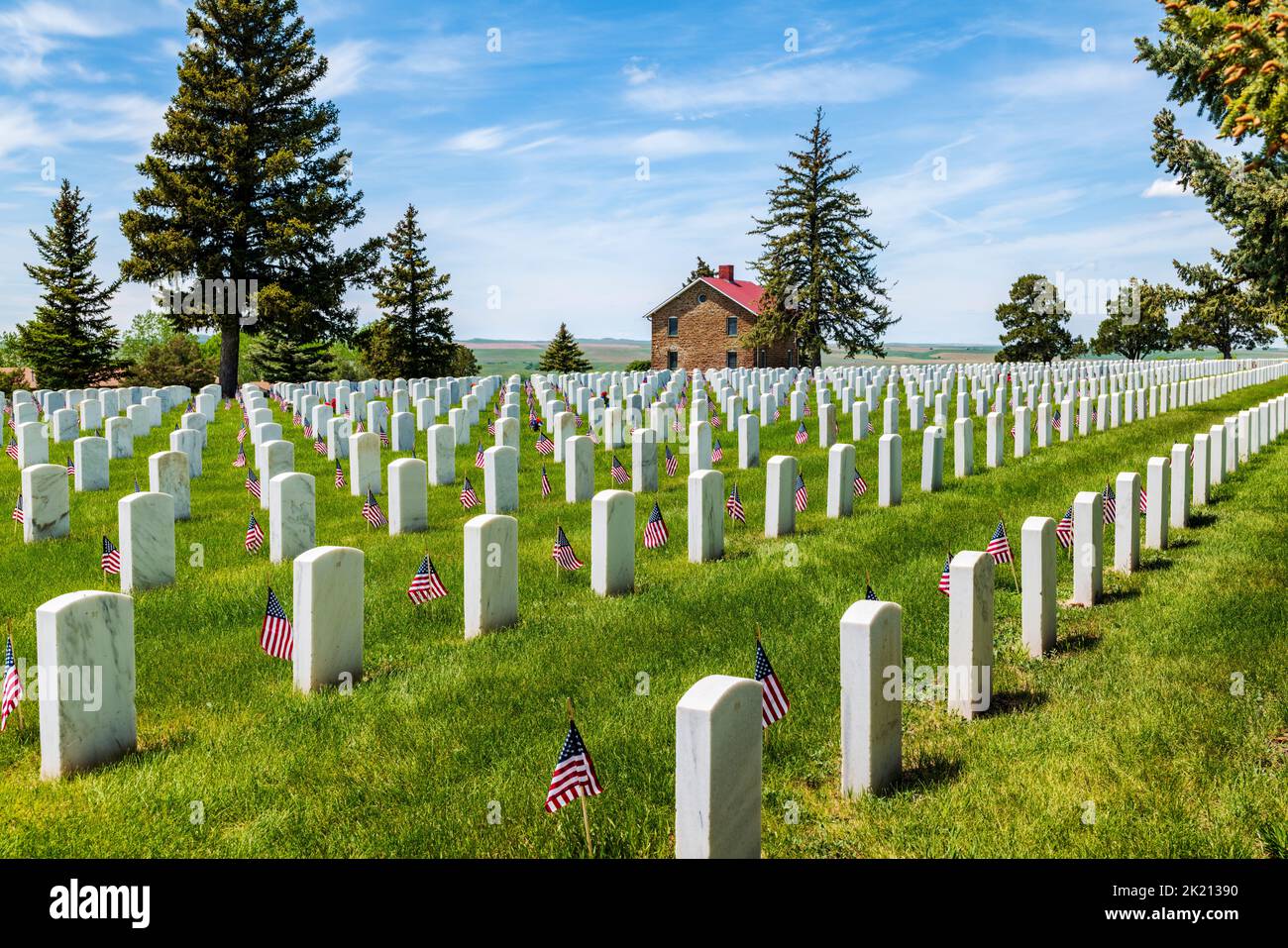 Amerikanische Flaggen markieren Grabsteine; Custer National Cemetery; Little Bighorn Battlefield National Monument; Montana; USA Stockfoto