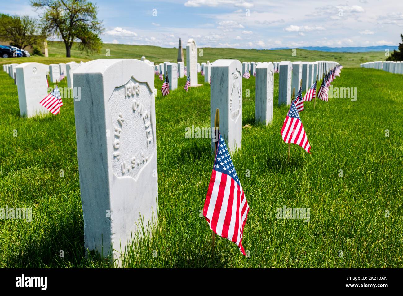Amerikanische Flaggen markieren Grabsteine; Custer National Cemetery; Little Bighorn Battlefield National Monument; Montana; USA Stockfoto