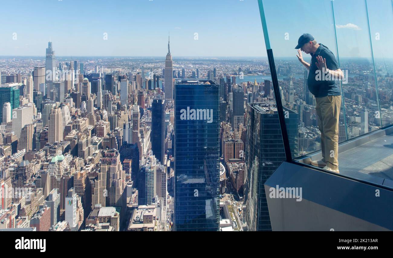 Ein Mann blickt vom Aussichtsterrasse Edge in Hudson Yards, NYC, USA, auf Manhattan Stockfoto