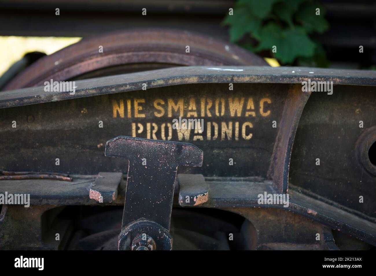 Nahaufnahme polnisches Waggonrad mit Text Staging: „Die Führungen nicht schmieren“ Stockfoto