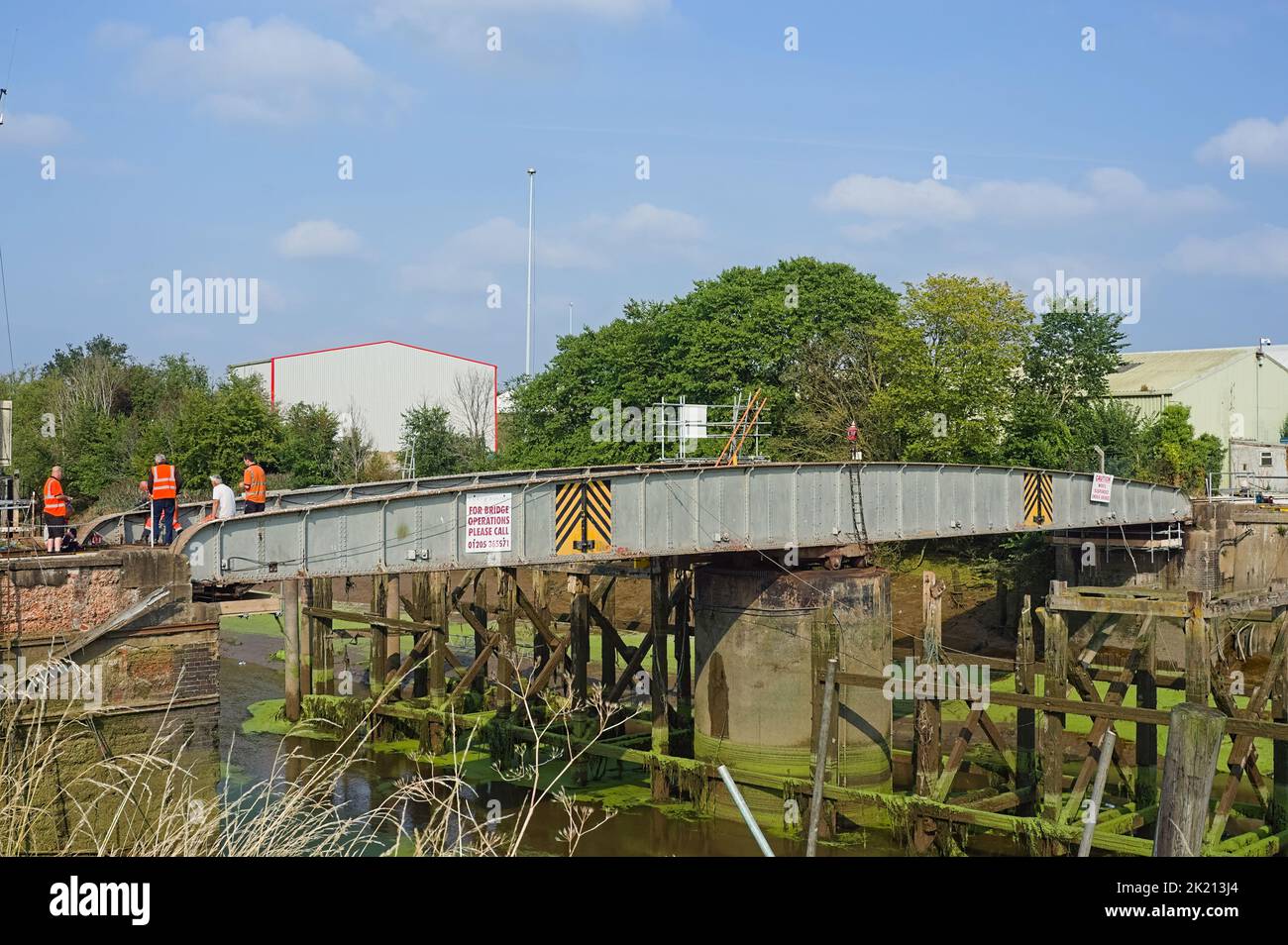 Arbeiter auf der Swing Bridge Güterbahn über den Fluss Haven, die von den Docks in Boston Lincolnshire führt Stockfoto