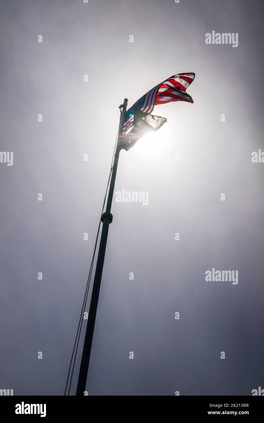 Amerikanische Flagge fliegt über dem Custer National Cemetery; Little Bighorn Battlefield National Monument; Montana; USA Stockfoto