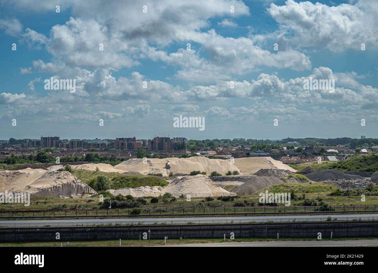 Europa, Frankreich, Dunkerque - 9. Juli 2022: Hafenlandschaft. Mauffrey Flandres Maritime Territory hinter Terminal 5 halten Haufen von Sand, mahlen Felsen, und ot Stockfoto
