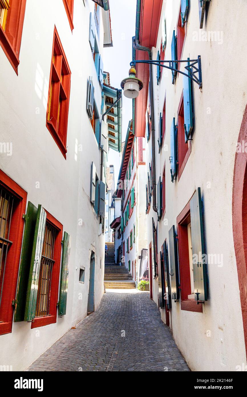 Weiße Häuser der Imbergässlein-Gasse, die einst von Basler Gewürzhändlern besetzt war, Basel, Schweiz Stockfoto