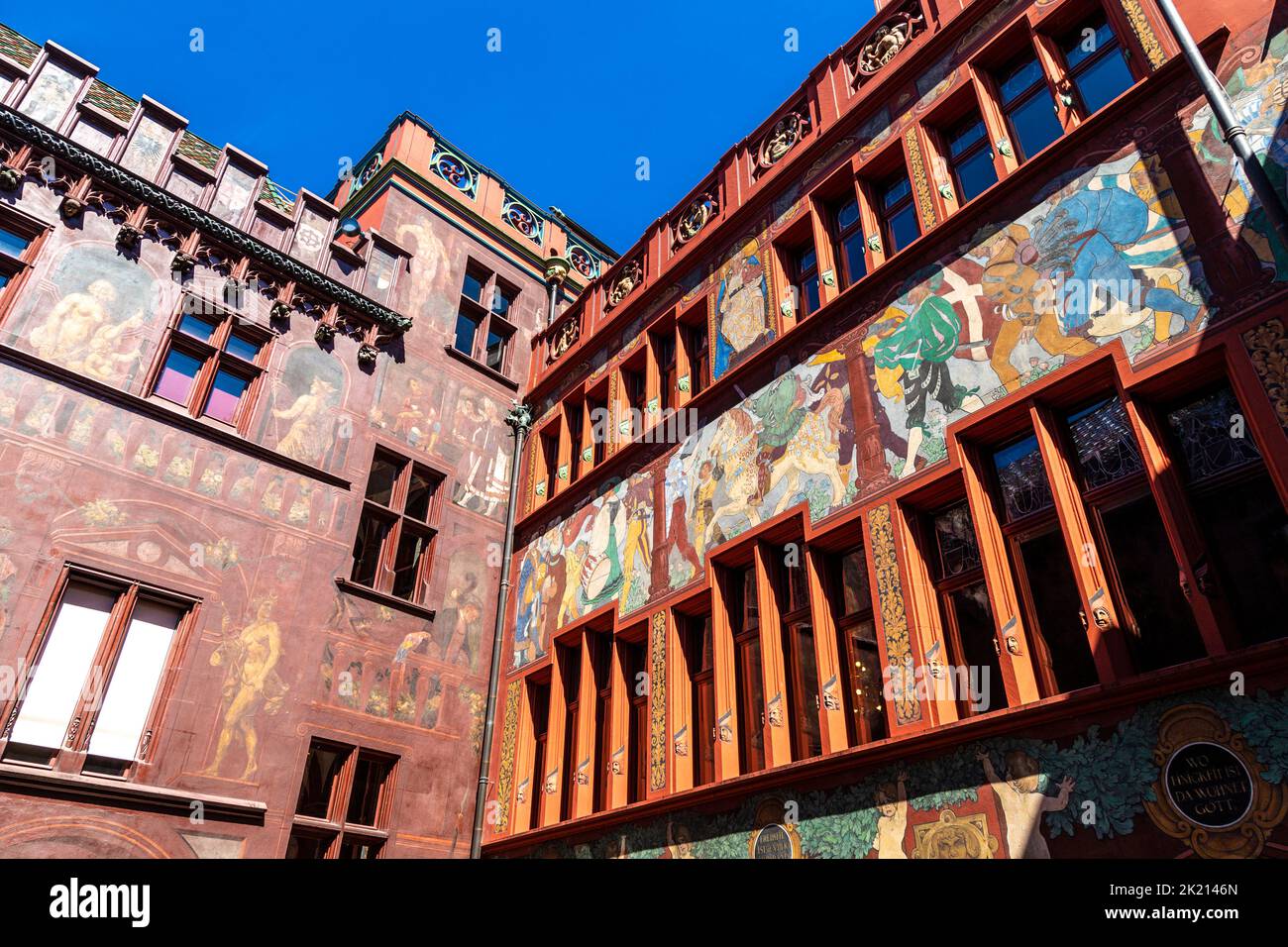 Innenhof 500 Jahre alte, rote Sandsteinfassade des Basler Rathauses, Basel, Schweiz Stockfoto