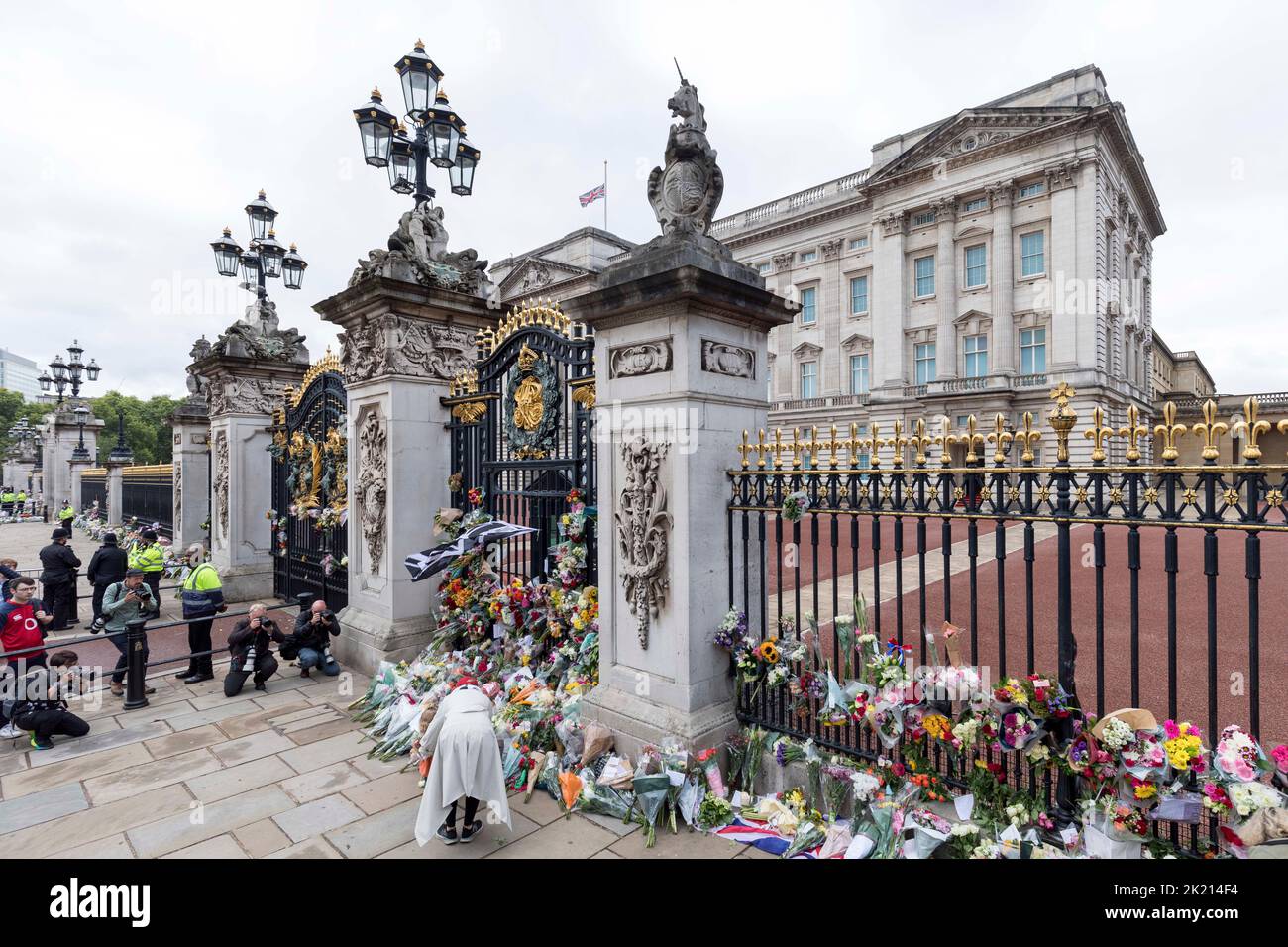 Nach dem Tod von Königin Elizabeth II. Gestern Nachmittag legen Menschen vor den Toren des Buckingham Palace heute Morgen Blumen und Kränze nieder. Fluss Stockfoto