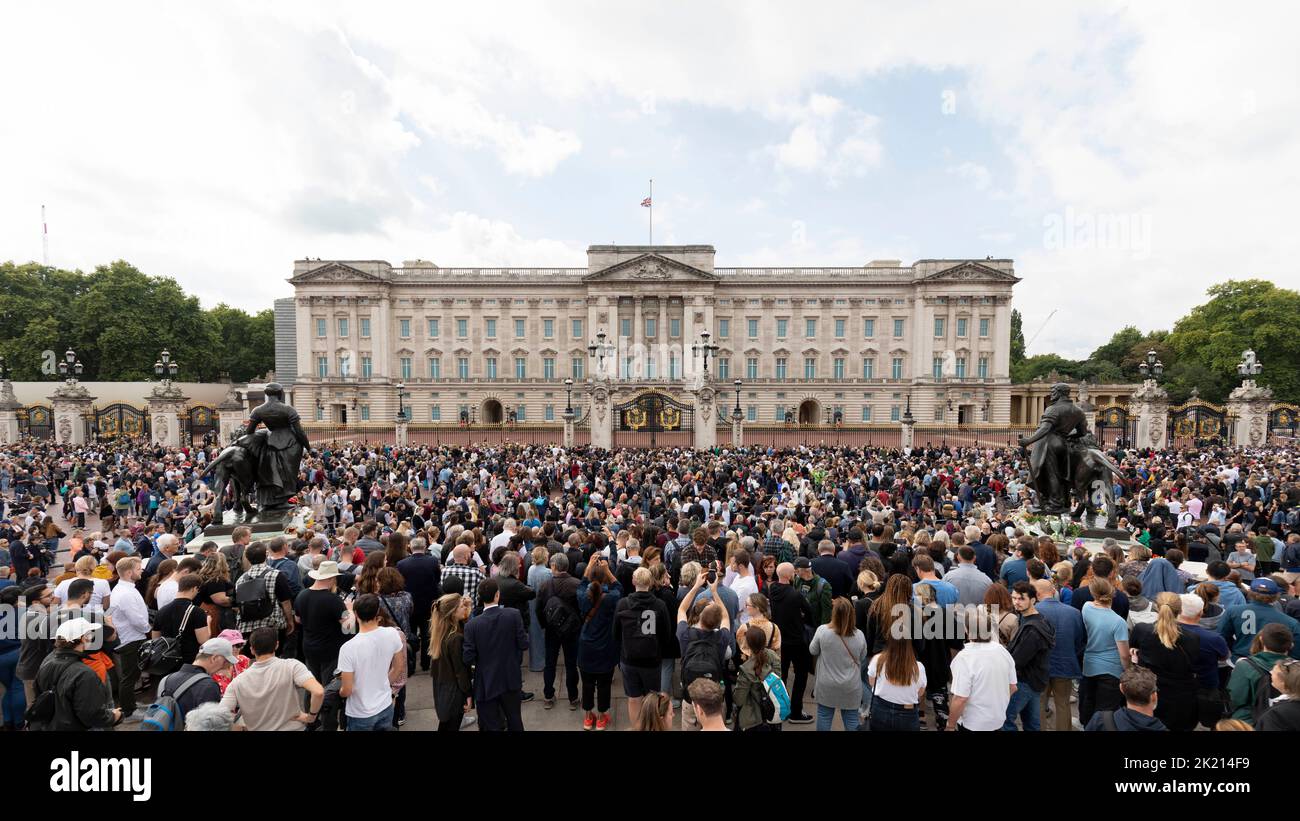Nach dem Tod von Königin Elizabeth II. Gestern Nachmittag legen Menschen vor den Toren des Buckingham Palace heute Morgen Blumen und Kränze nieder. Fluss Stockfoto