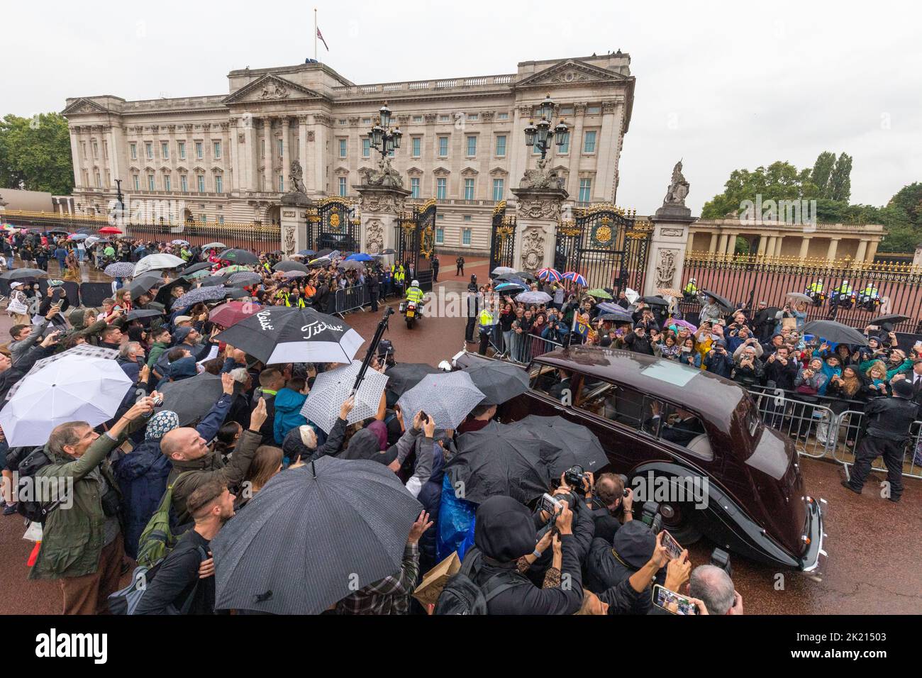 Menschenmassen warten vor den Toren des Buckingham Palace, bis sie im Regen ankommen. Die Nation trauert weiterhin um den Tod von Königin Elizabeth II. Bildaufnahme Stockfoto