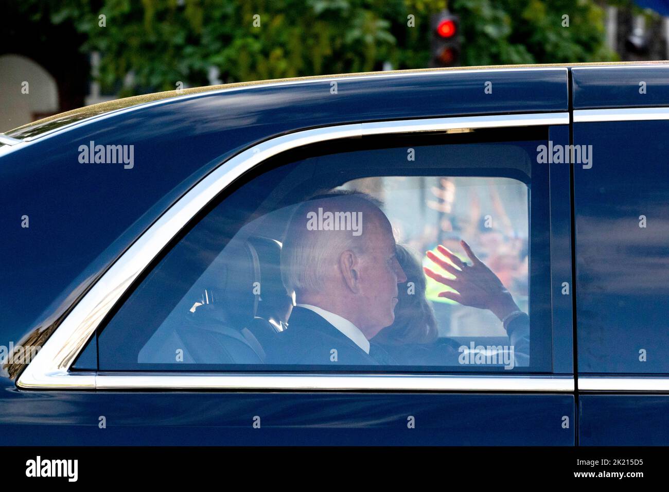 Die Staats- und Regierungschefs der Welt zollen Königin Elizabeth II. Heute Nachmittag in der Westminster Hall Tribut. Im Bild: US-Präsident Joe Biden und First Lady Jill Biden gehen Stockfoto