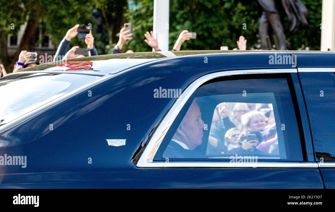 Die Staats- und Regierungschefs der Welt zollen Königin Elizabeth II. Heute Nachmittag in der Westminster Hall Tribut. Im Bild: US-Präsident Joe Biden und First Lady Jill Biden gehen Stockfoto