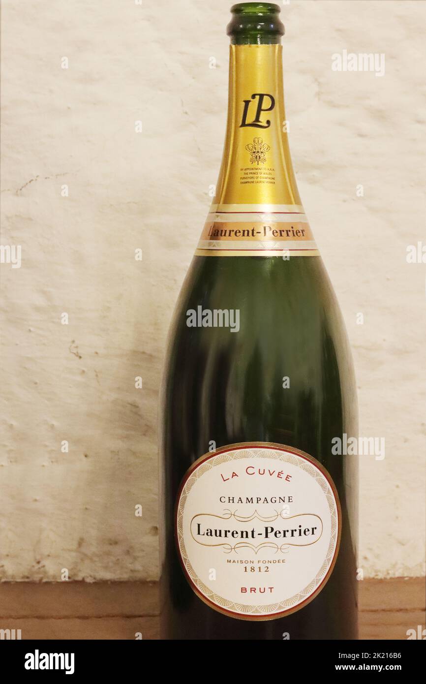 Heidelberger Schlossweinkeller, Heidelberg, Bayern, Deutschland. August 19. 2022: Flasche französischen Champagner La Cuvée Brut Laurent-Perrie geöffnet. Stockfoto