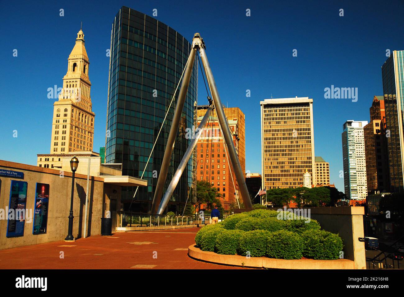 Die Skyline von Hartford Connecticut, von der Founders Bridge aus gesehen, einem Fußgängerweg, bietet eine Mischung aus moderner und klassischer Architektur Stockfoto