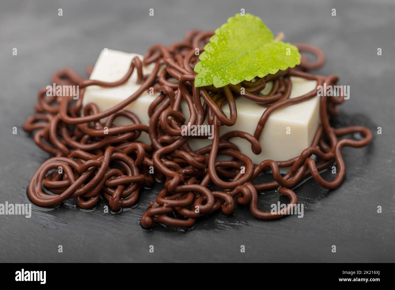 Spaghetti aus Schokolade Stockfoto