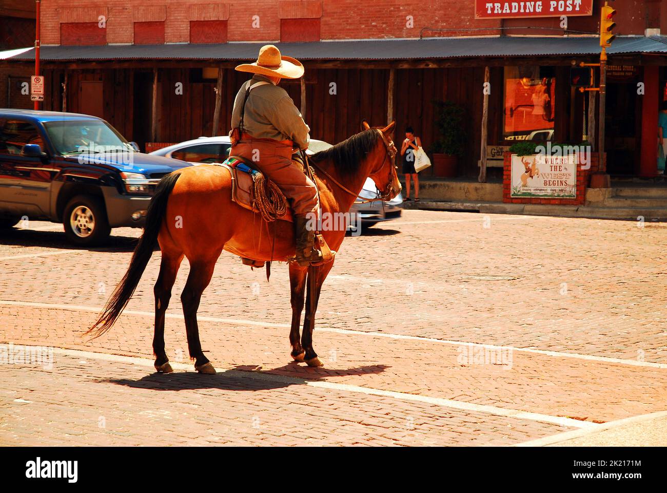 Ein Sheriff der Polizei patrouilliert in Texas auf den Fort Worth Stock Yards zu Pferd Stockfoto