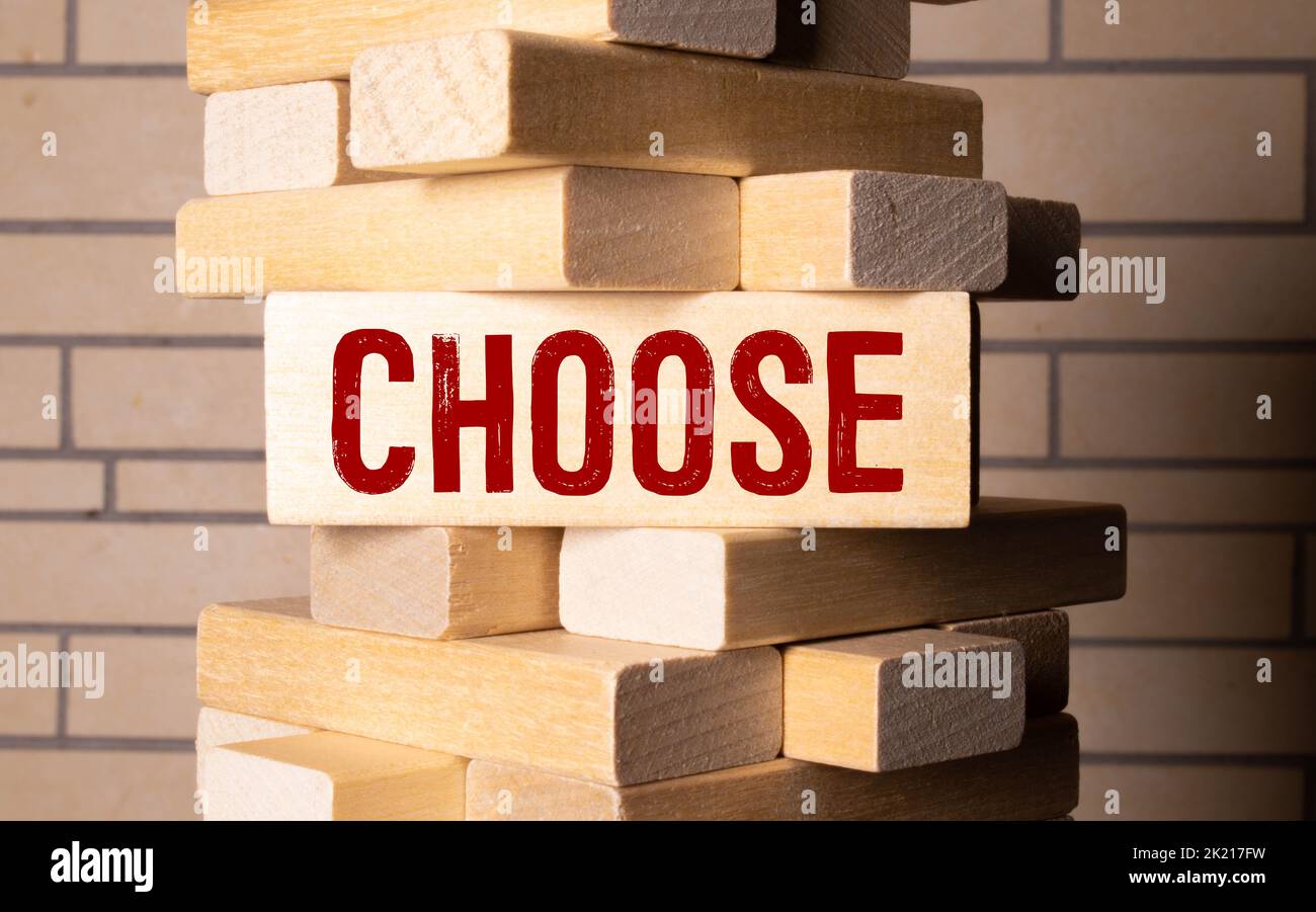 Word choose mit Holzbausteinen gemacht. Stockfoto