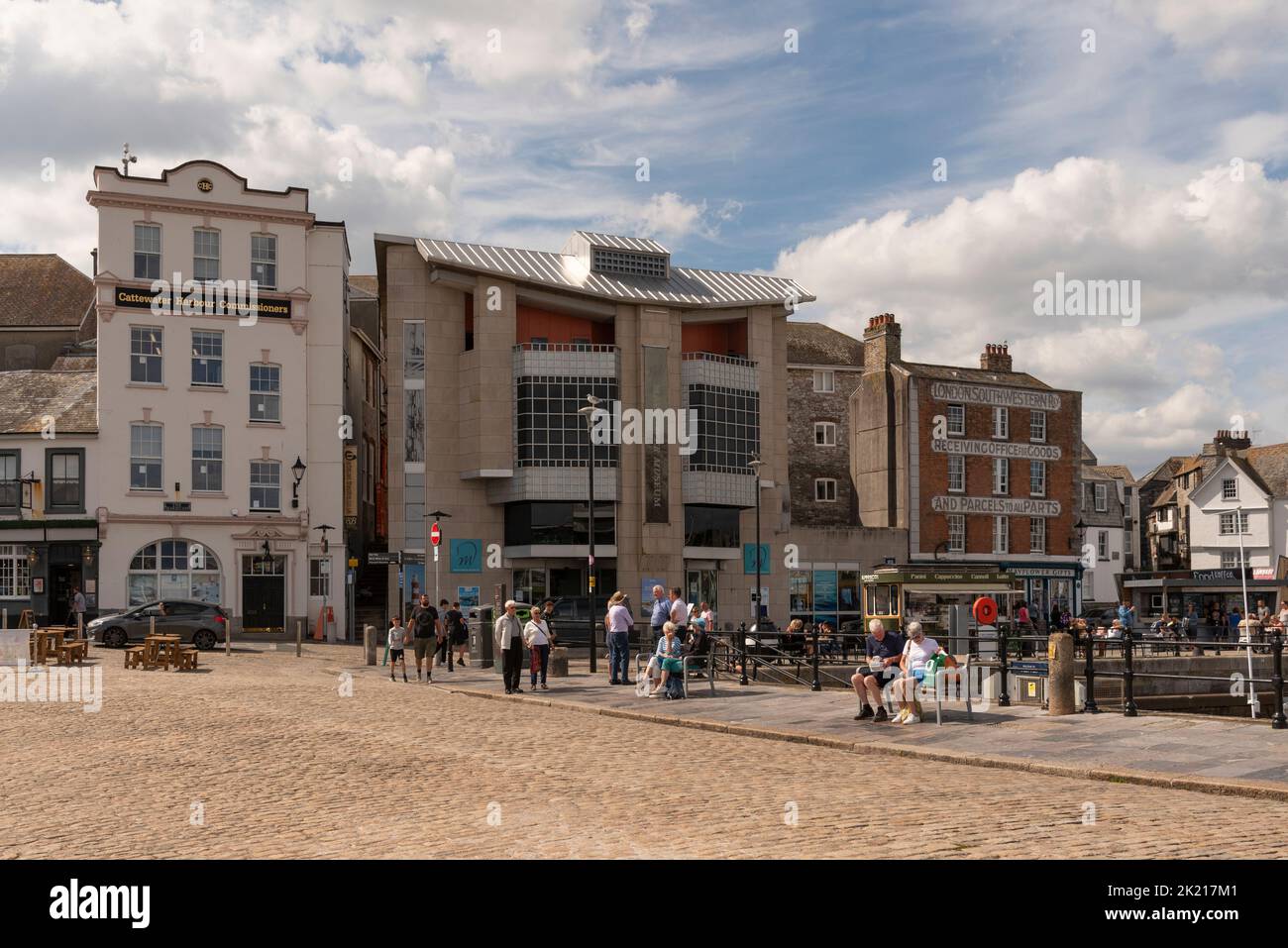 Plymouth, Devon, England, Großbritannien. 2022. Die historischen Barbican Gegend alte und neue Gebäude in der Stadt Plymouth, Großbritannien Stockfoto