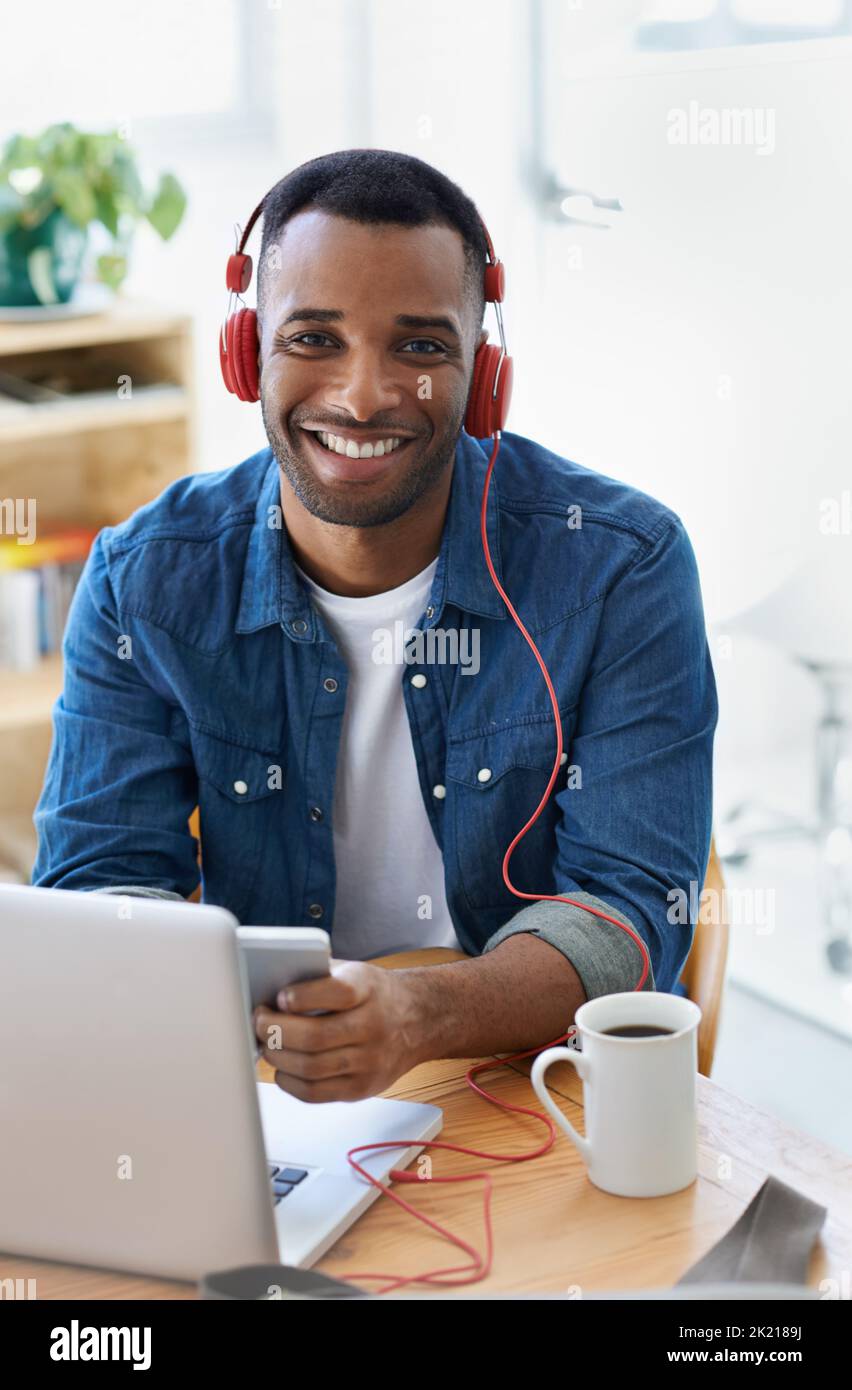 Die Kreativwirtschaft spricht seine Fähigkeiten an. Ein hübscher, lässig gekleideter Geschäftsmann, der in seinem Büro arbeitet. Stockfoto